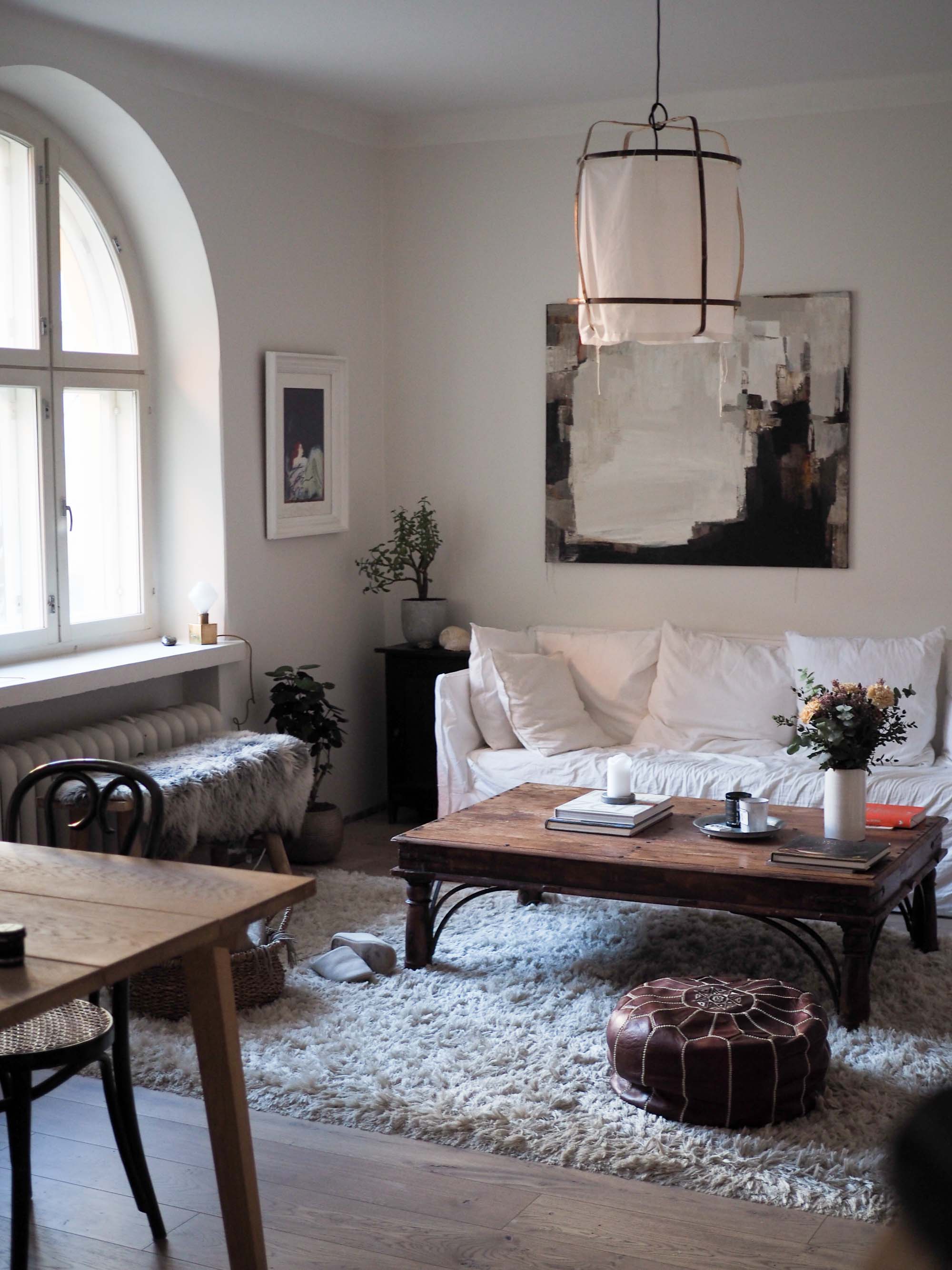 Lempiasioitani olohuoneessa: Marianne Niemisen maalaus ja Gervasonin Ghost -sohva. Ay Illuminaten valaisimen ja Normann Copenhagenin ruokapöydän olen ostanut ystäviltä. Kaappi, tuolit, sohvapöytä ja koriste-esineet kirppiksiltä. Penkki on Granitista…