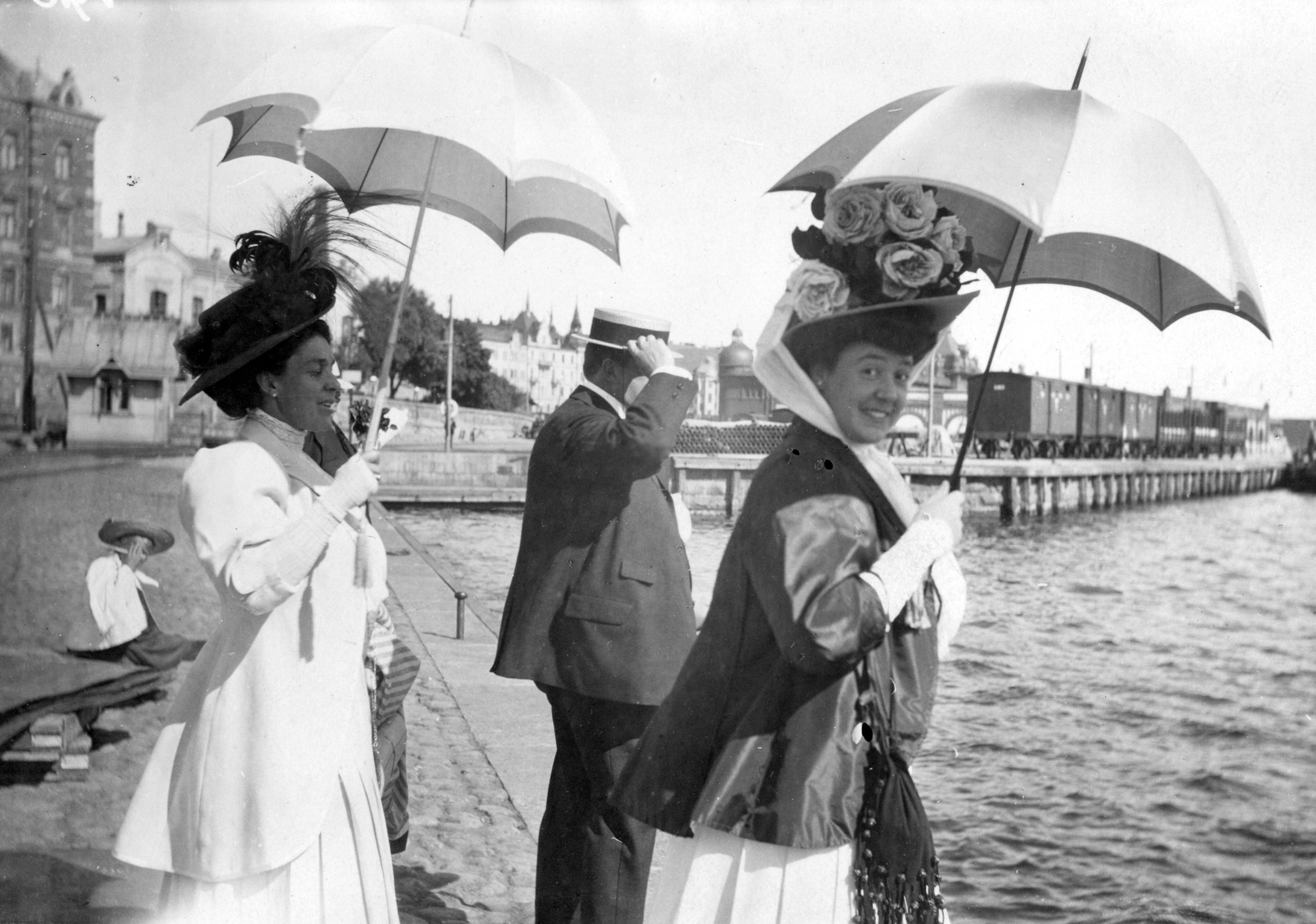 Rouva Berta Fazer, konsuli Frans Stockmann ja rouva Edit Stockmann Eteläsatamassa. 1910. Kuva: Helsingin kaupunginmuseo