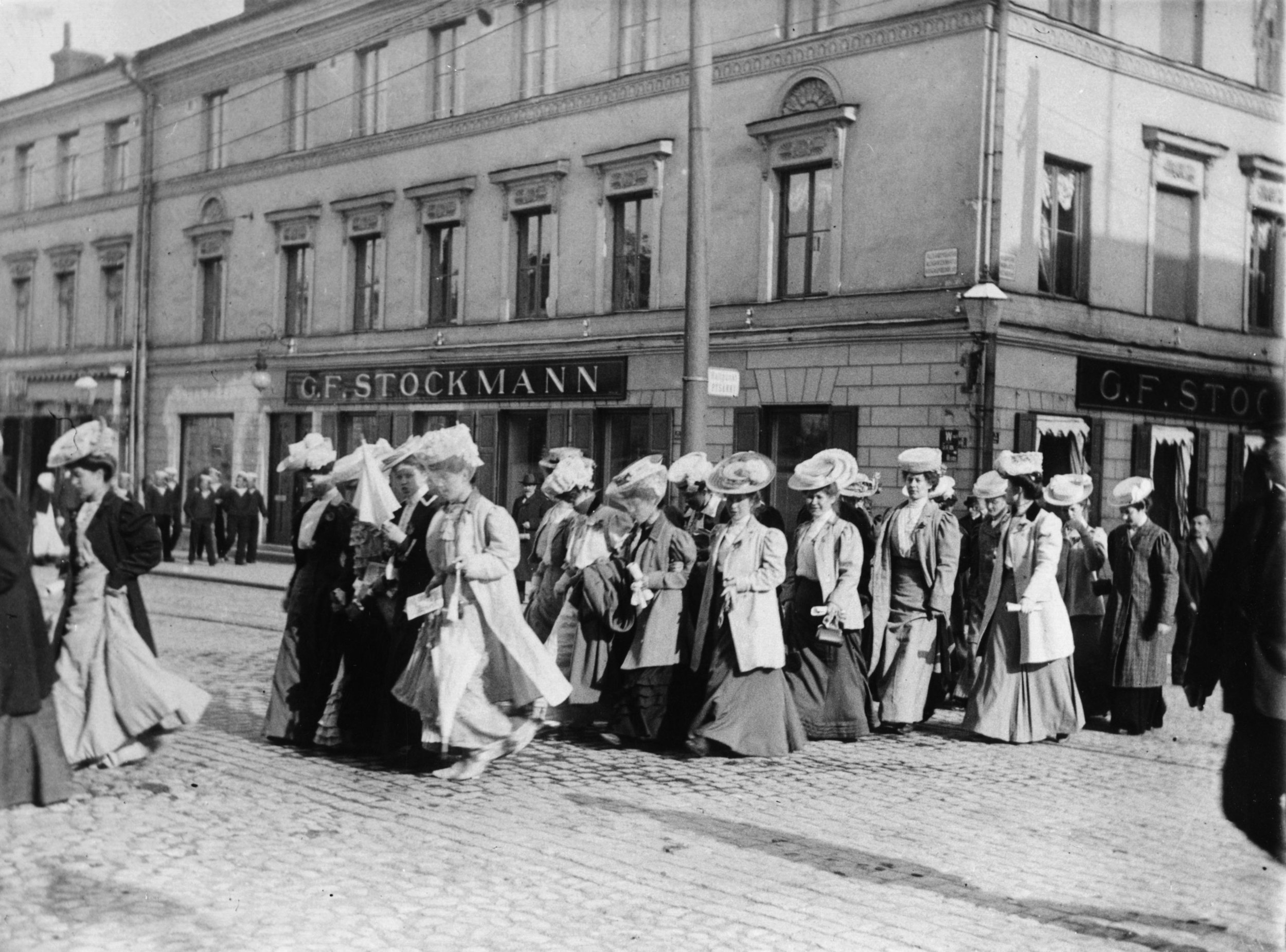 Naisten mielenosoitusmarssi mahdollisesti äänioikeuden puolesta, 1905. Kuva: Helsingin kaupunginmuseo