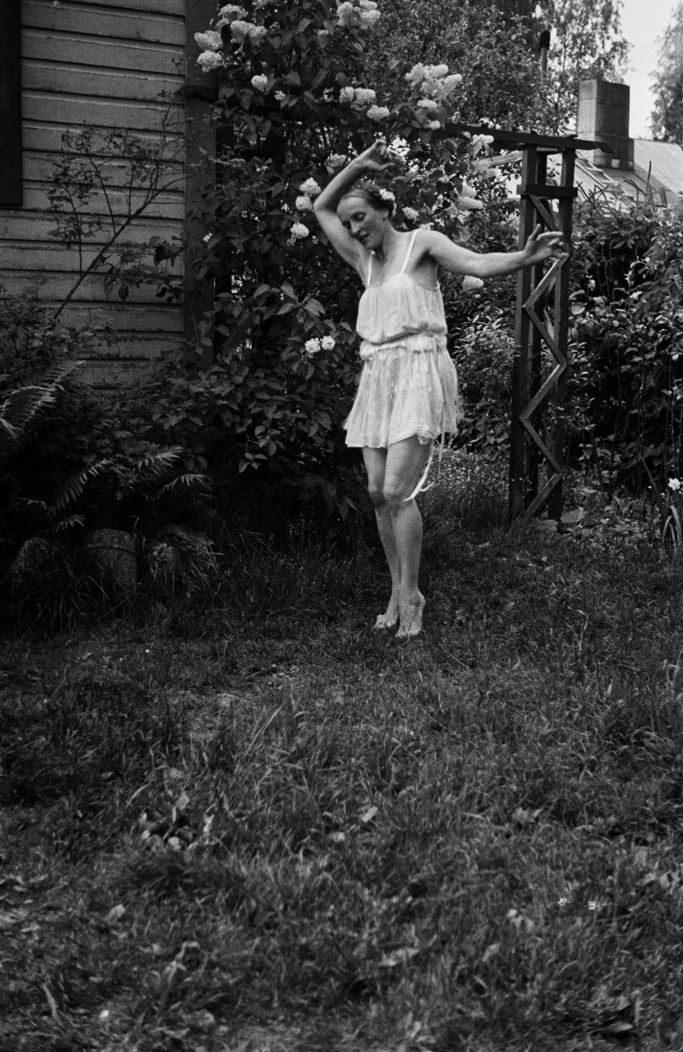 Rouva Selin tanssii puutarhassa, n. 1950. Kuva: Väinö Kannisto