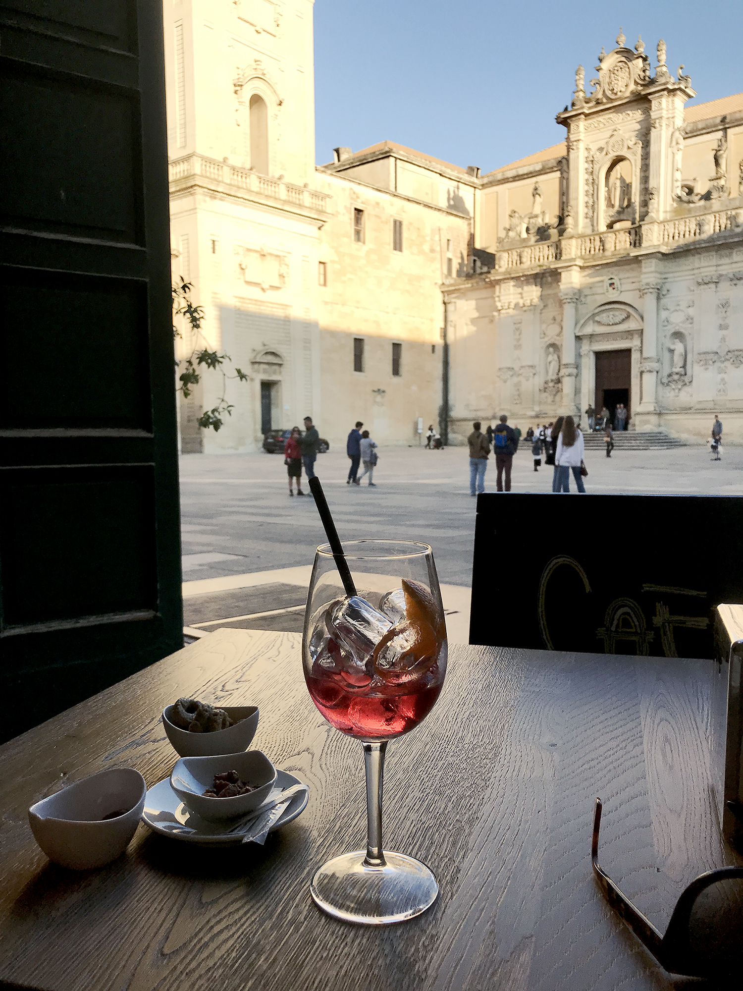 Pöytä yhdelle. Lecce, huhtikuu 2019.