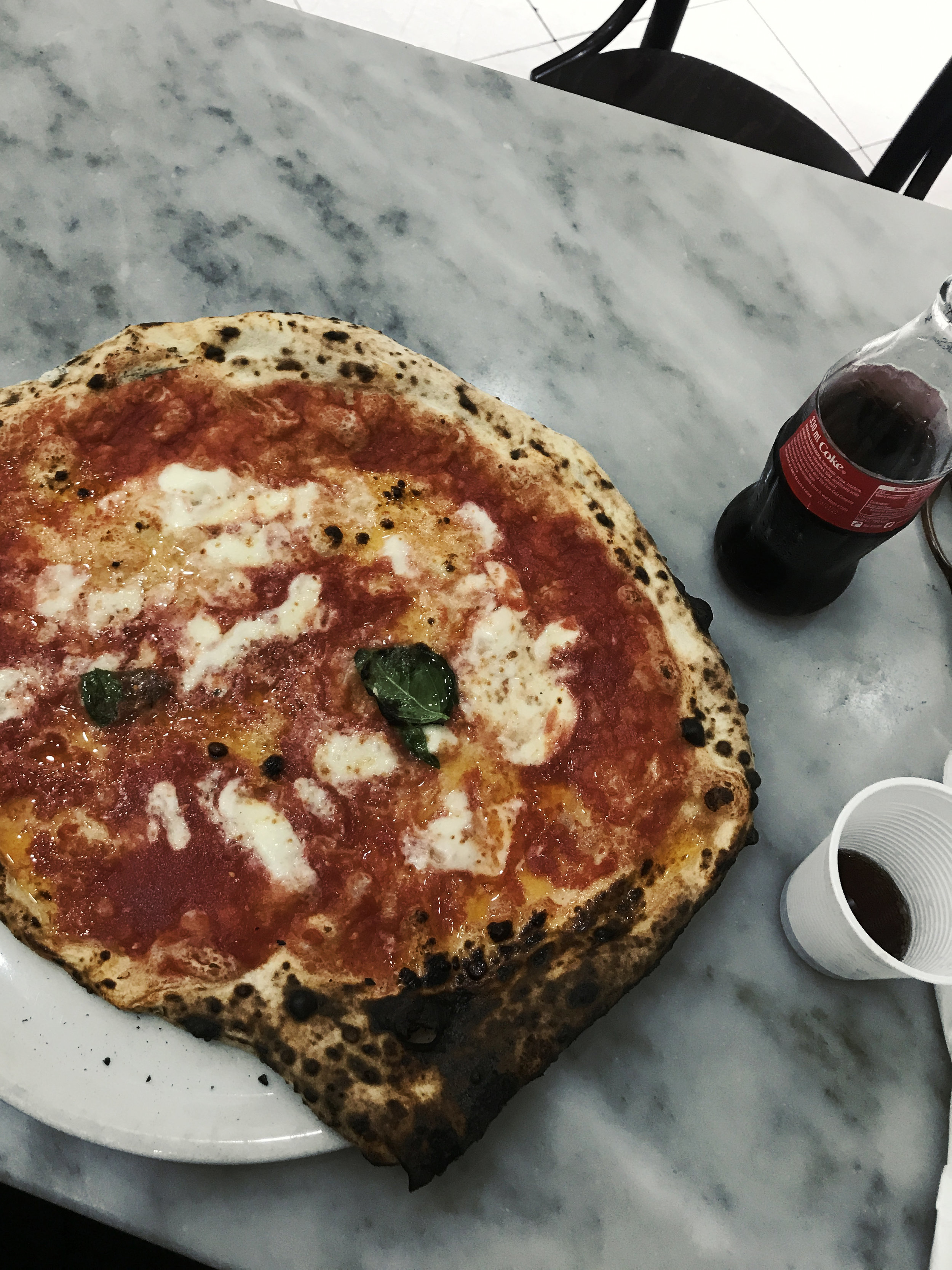 Se kuuluisa pizza. Napoli, huhtikuussa 2019.
