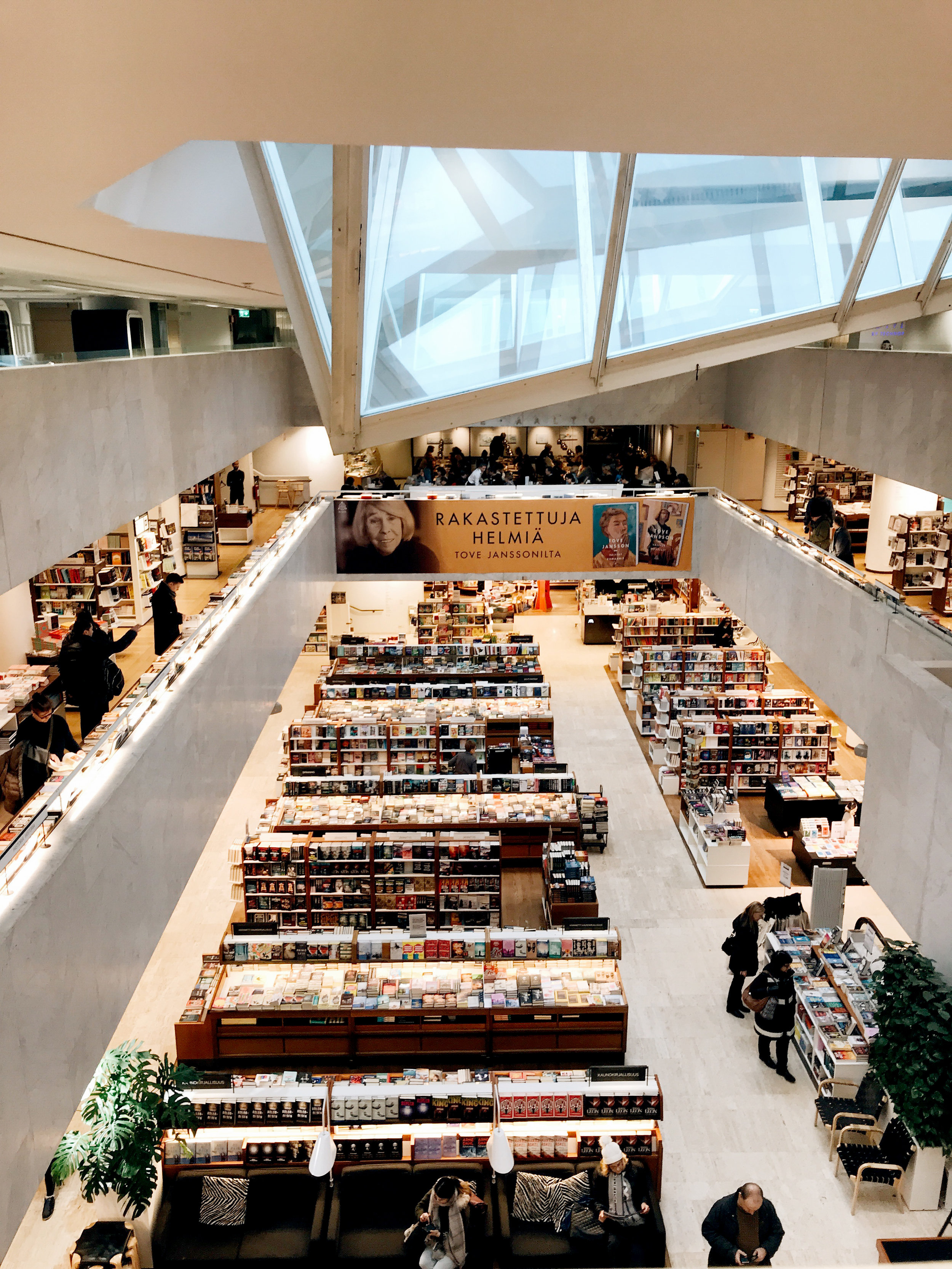 UMA Esplanadin ihan kiva näkymä: Alvar Aallon ikkunaneroutta ja Akateemisen kirjat.