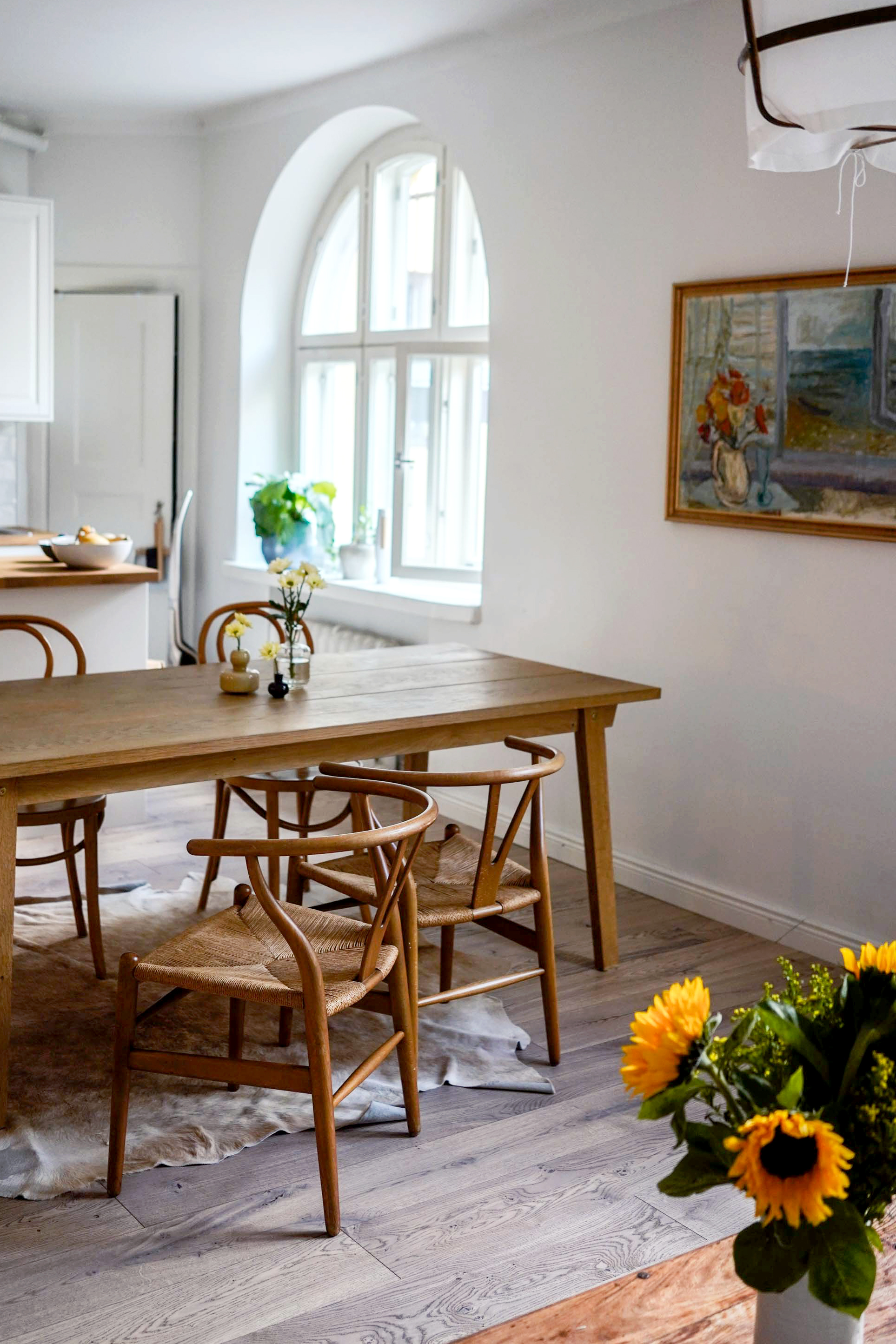 Yksi kuva, monta toteutunutta unelmaa: ikioma koti, pitkä pöytä jonka ääressä puhe raikaa ja viini läikkyy… ja ne tuolit.