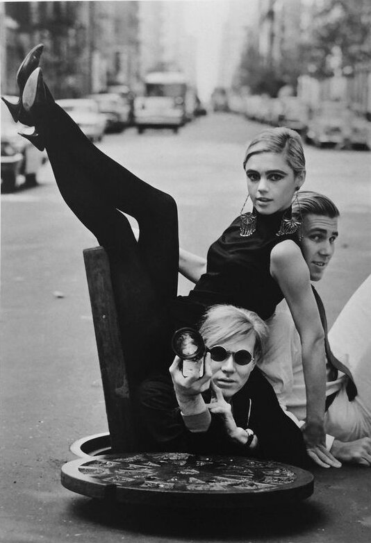 Edie Sedgwick, Andy Warhol, Chuck Wein ja Edien sukkahousut Burt Glinnin kuvaamana, 1965.