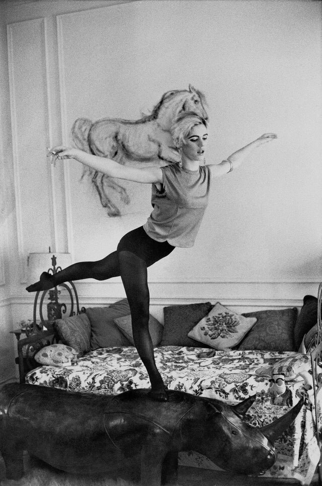 Edie ja sukkikset, elokuun Vogue 1965. Kuva: Enzo Sellerio