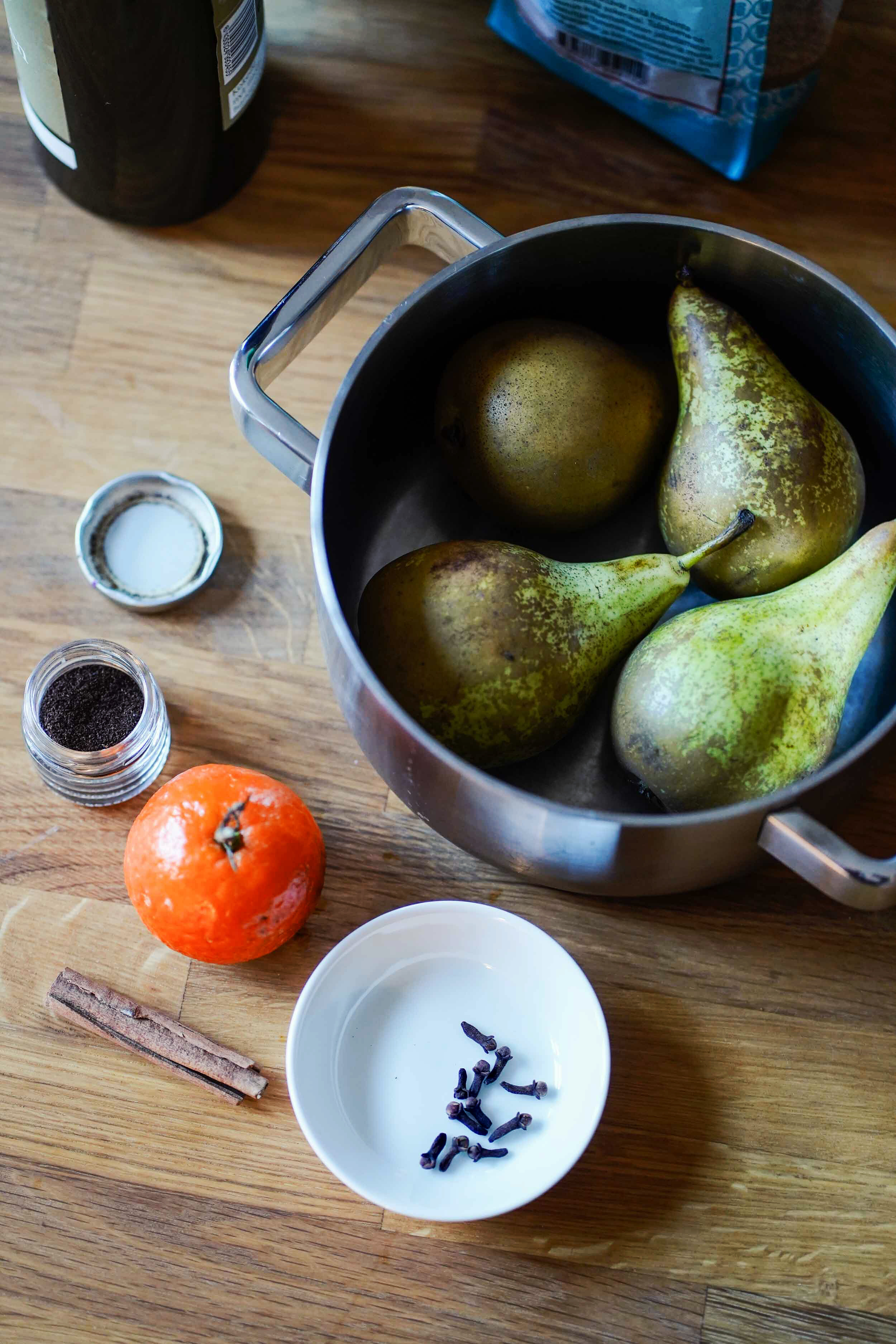 Making of: Punaviinissä haudutetut päärynät. Kokonaisista mausteista tulee juhlan ja joulun tuntu. Ja ihana tuoksu.