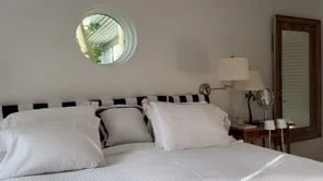 Pool Suite Bed & Bath