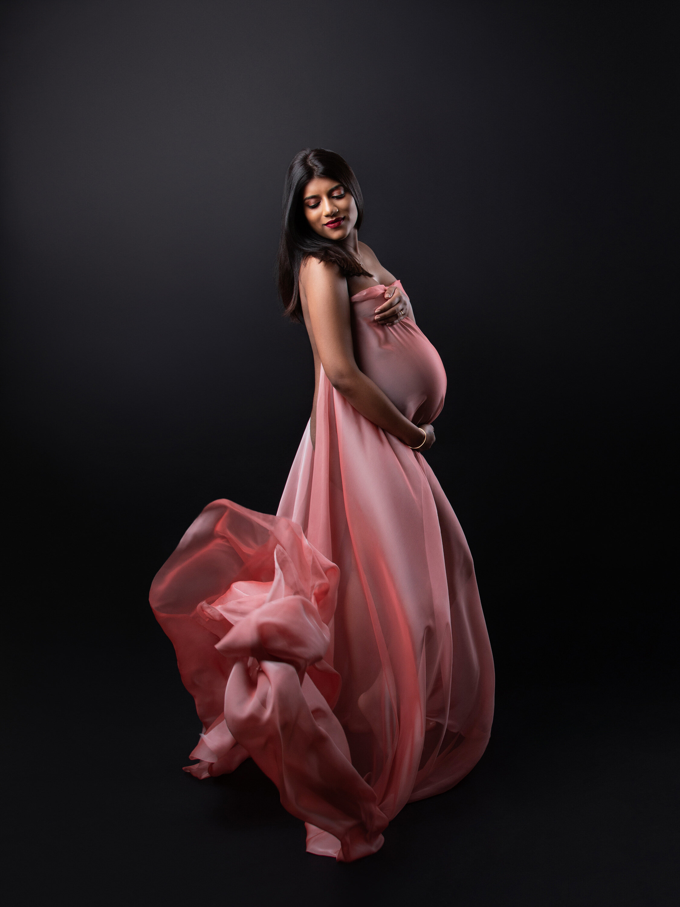 Pregnancy photography with flowing ...