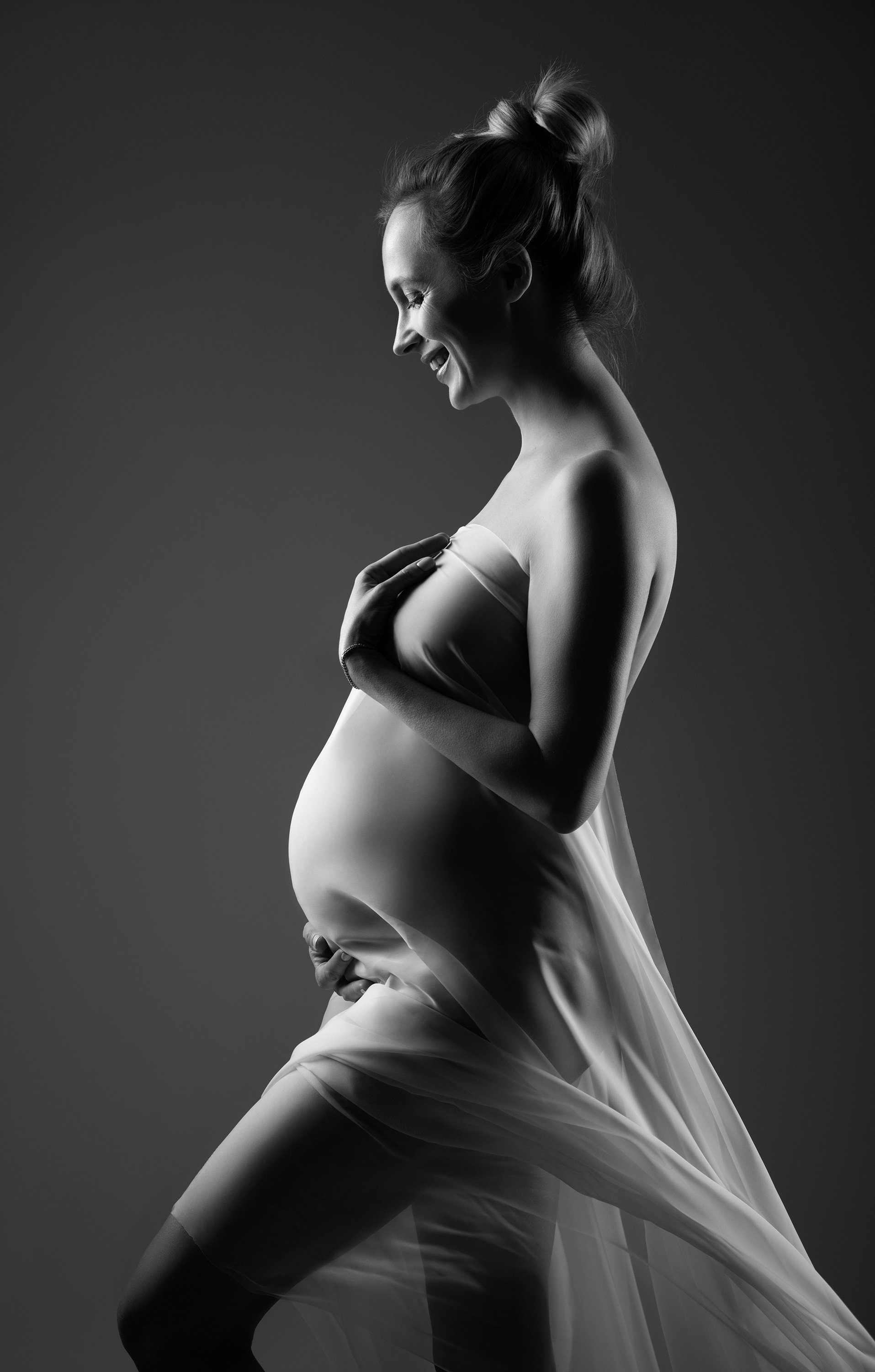 Pregnancy-photoshoot-with-flowing-fabrics.jpg