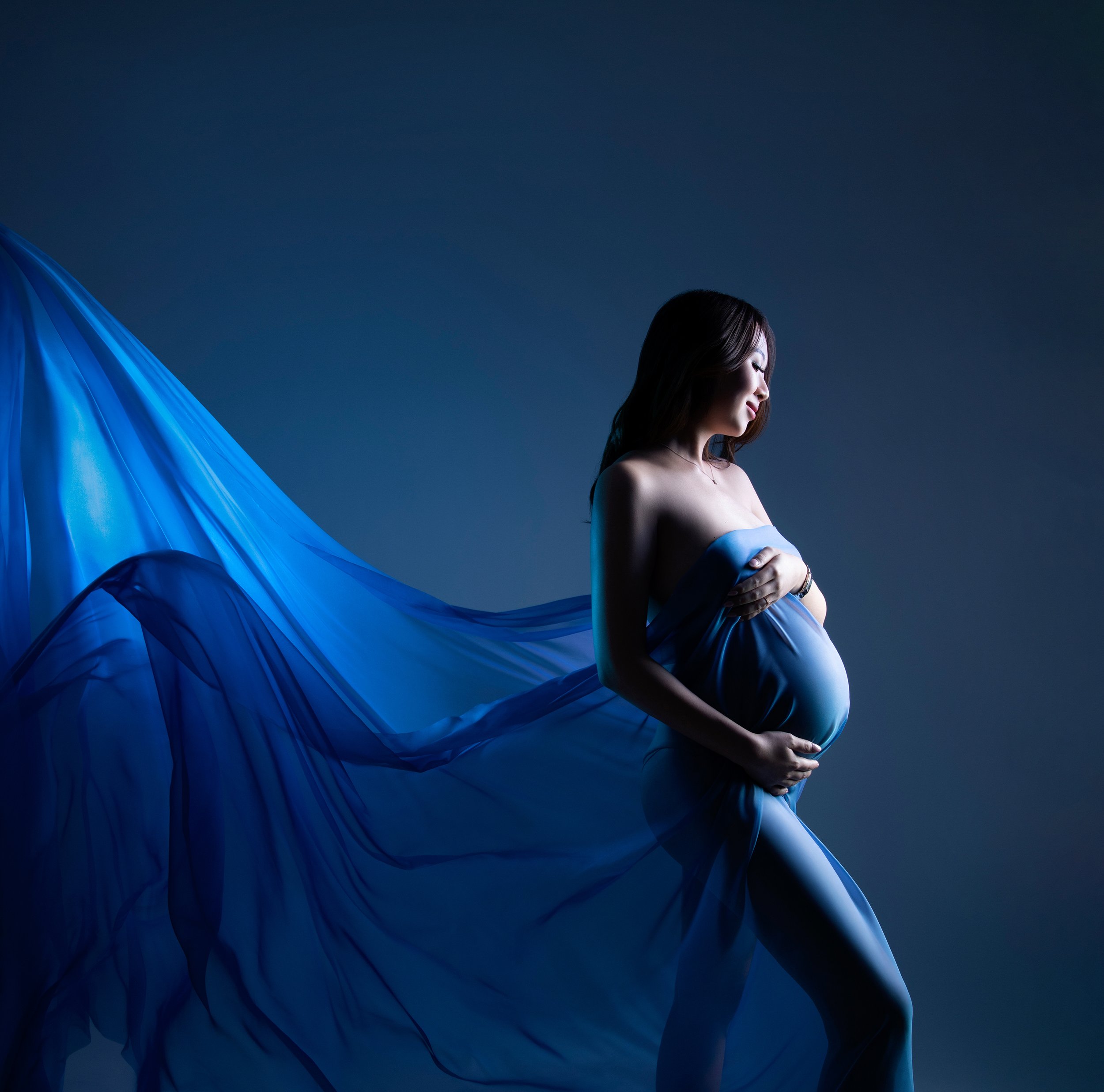Maternity-photography-with-flowing-fabrics.jpg