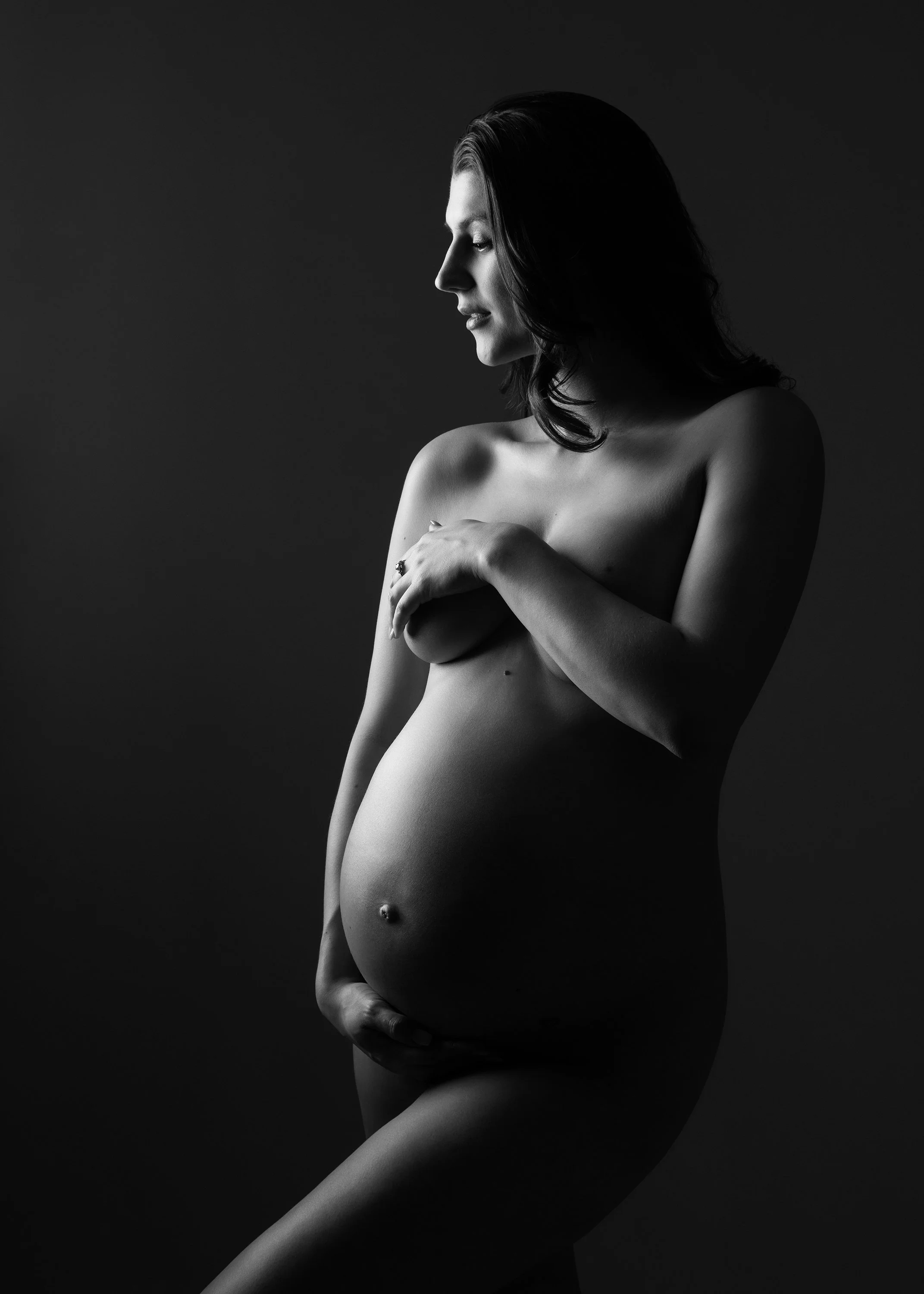Black and white maternity nude portrait by Nemi Miller, London.