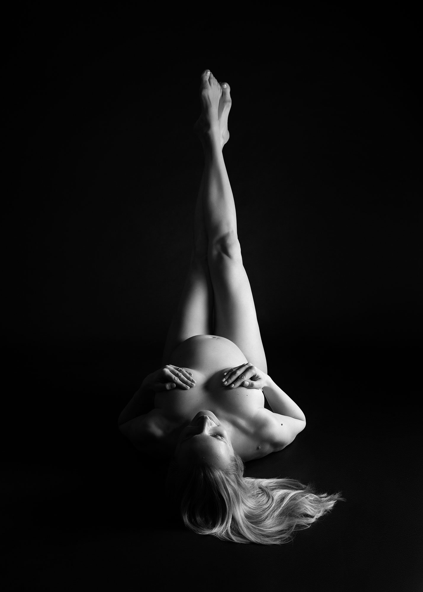 Artistic maternity nude photoshoot.