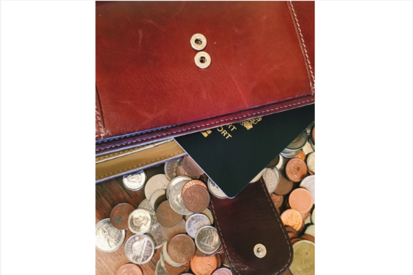 A simple tip? Keep your coin change, pens, and cosmetics in a separate small bag within your purse. Believe us, this will do wonders in keeping the inside of your purse clean and tidy.
