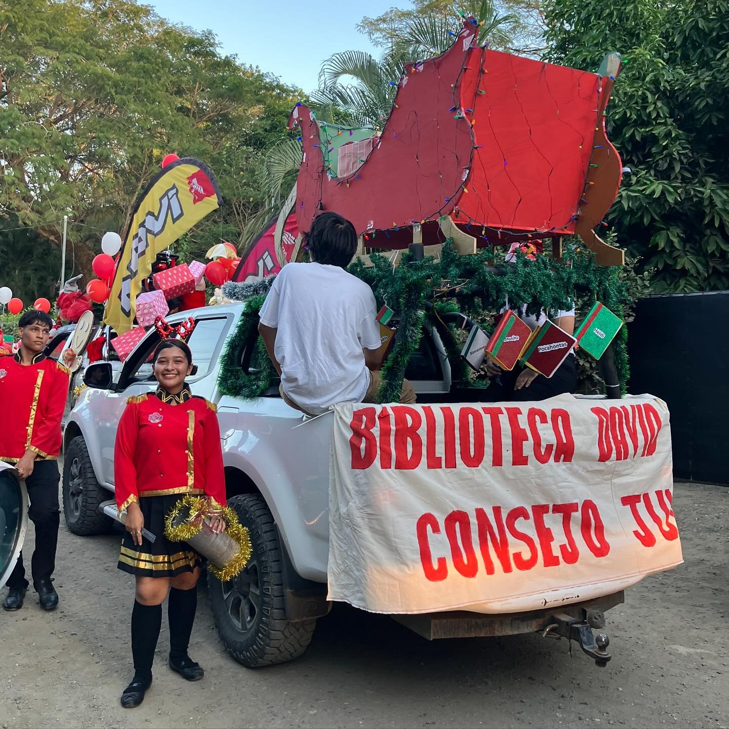 Estamos demasiado agradecidos a @hotel_lagartalodge por haber patrocinado la caroza de nuestro @consejo_juvenil_nosara para el #festivaldelazluces. 

So grateful to Lagarta Lodge for supporting the Youth Council of Nosara&rsquo;s float for the #Nosar