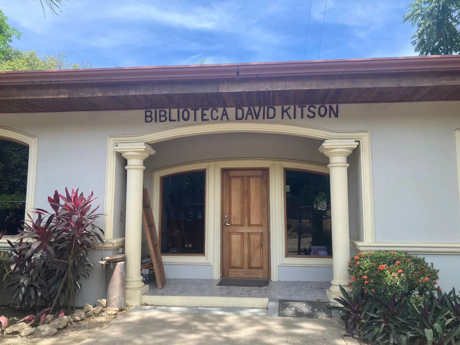 &iquest;Busc&aacute;s un espacio tranquilo para concentrarte, estudiar o leer?
La biblioteca est&aacute; aqu&iacute; para ti &mdash; gratuita y abierta para todos. Ven&iacute; a disfrutar del aire acondicionado, usar las computadoras o el Wi-Fi, o sa