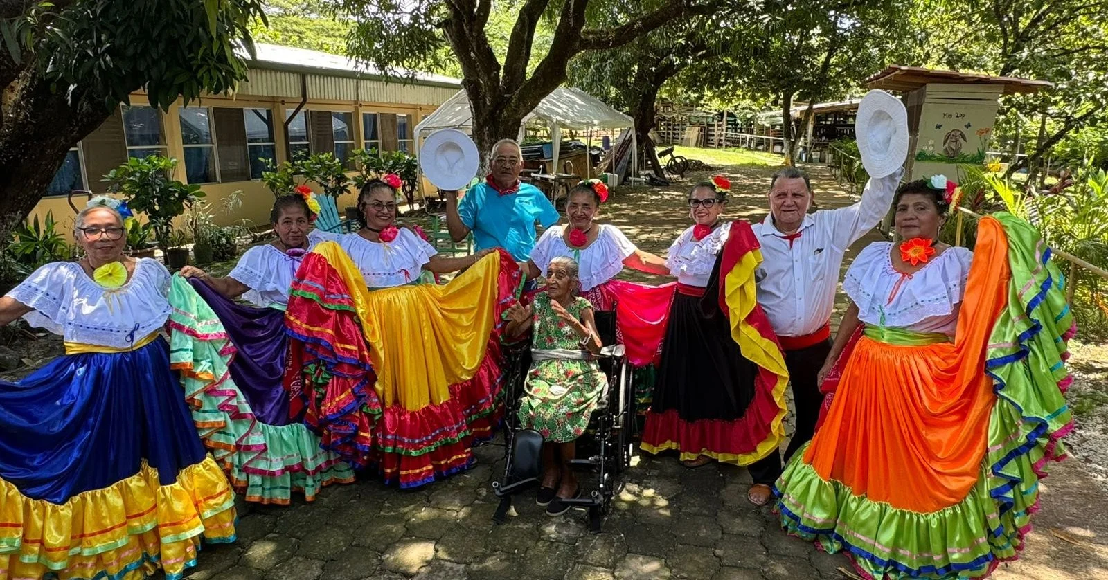 El 31 de julio, nuestros adultos mayores compartieron la alegr&iacute;a de la cultura costarricense con m&uacute;sica, baile y comunidad en el convivio del Hogar de Ancianos San Blas en Nicoya.

Su presentaci&oacute;n de baile folcl&oacute;rico ilumi