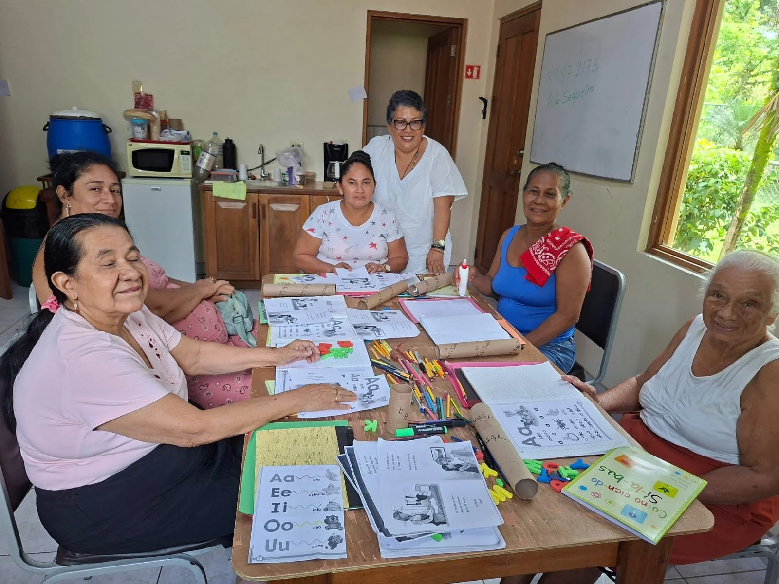 Learning has no age limit. 🌟 With the guidance of teacher Aida, adults in our community are taking inspiring steps on their journey to read and write.

El aprendizaje no tiene edad. 🌟 Con la gu&iacute;a de la profesora Aida, adultos de nuestra comu