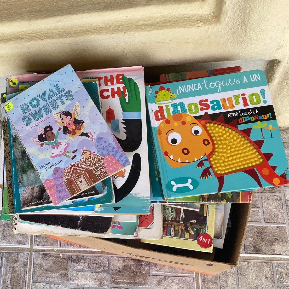 📚 FREE BOOKS this week at the David Kitson Library!

We are giving away LOTS of books &mdash; mostly in English, with some in Spanish.
Come browse and take whatever books you&rsquo;d like, completely free.

🗓 Monday&ndash;Friday
🕘 9:00 a.m. &ndash