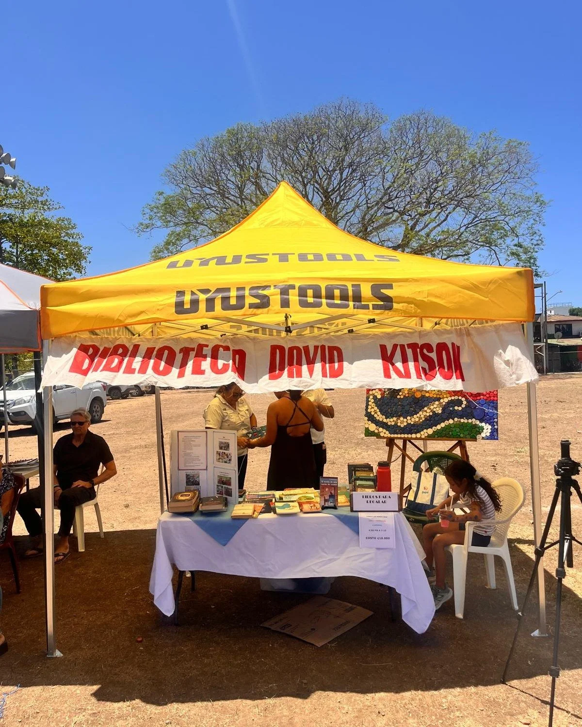 This Sunday, the David Kitson Library was happy to participate in a community event organized by Somos Nosara. The event brought together local organizations and community members to build awareness about the initiative and celebrate the spirit of gi