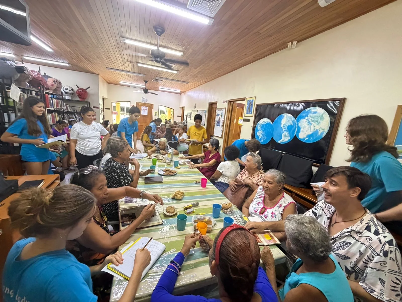 📚☕❤️ A special morning at the David Kitson Library!

Recently, high school students from Del Mar Academy, accompanied by their teacher Oscar, joined our Seniors Group for a meaningful gathering centered around memories, stories, and connection. Toge