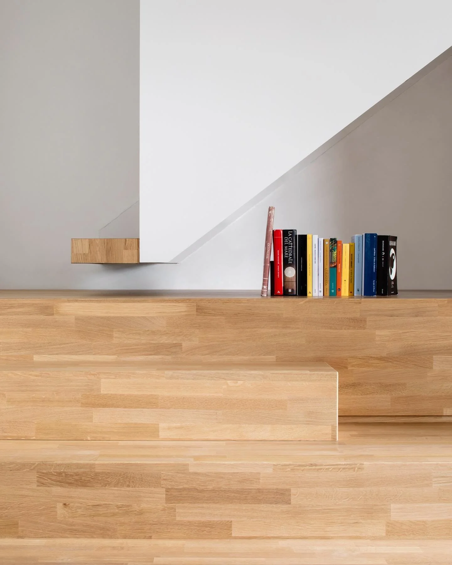 Restauro edificio su Monte Testaccio

La scala sospesa

Uno dei fulcri di questo lavoro &egrave; stato la progettazione dei due corpi scala. 
In questo post presentiamo la scala del primo piano che, oltre a permettere l&rsquo;accesso alla terrazza, c