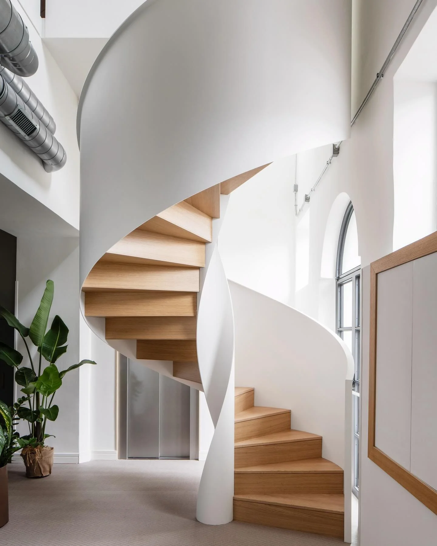 Restauro edificio su Monte Testaccio

Scala a chiocciola 

Uno dei fulcri di questo lavoro &egrave; stato la progettazione dei due corpi scala. 
In questo post presentiamo la scala che collega il piano terra al primo piano: la scala a chiocciola, pro