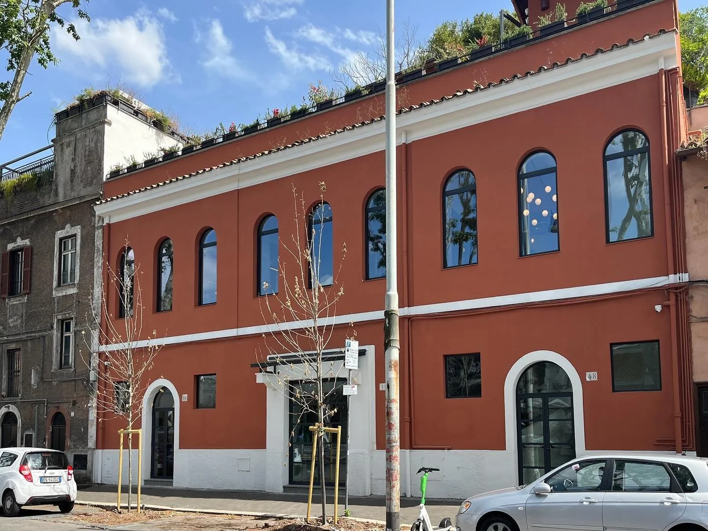 Restauro edificio su Monte Testaccio 

La facciata

Il progetto ha previso un completo recupero della facciata incentrato principalmente sulla sostituzione degli infissi e sulla realizzazione di una nuova pensilina a protezione dell&rsquo;ingresso pr