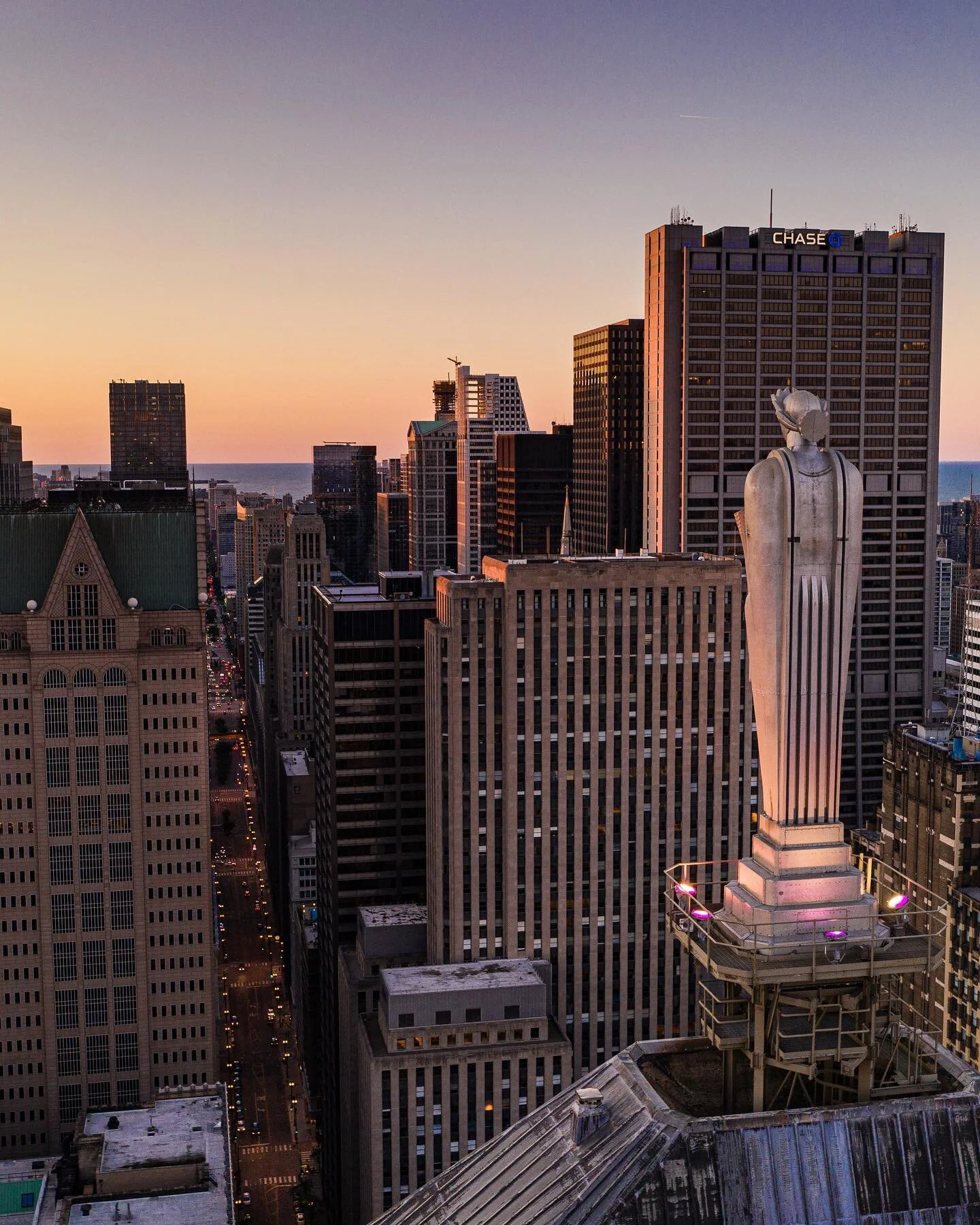 A goddess watching over the city🌆
&bull;
&bull;
&bull;
&bull;
&bull;
&bull;
&bull;
&bull;
&bull;
&bull;
&bull;
&bull;
&bull;
#insta_chicago #chicagogram #chicago #enjoychicago #igerschicago #chicagopulse #chiarchitecture #lifeofchicago #chicagotrave