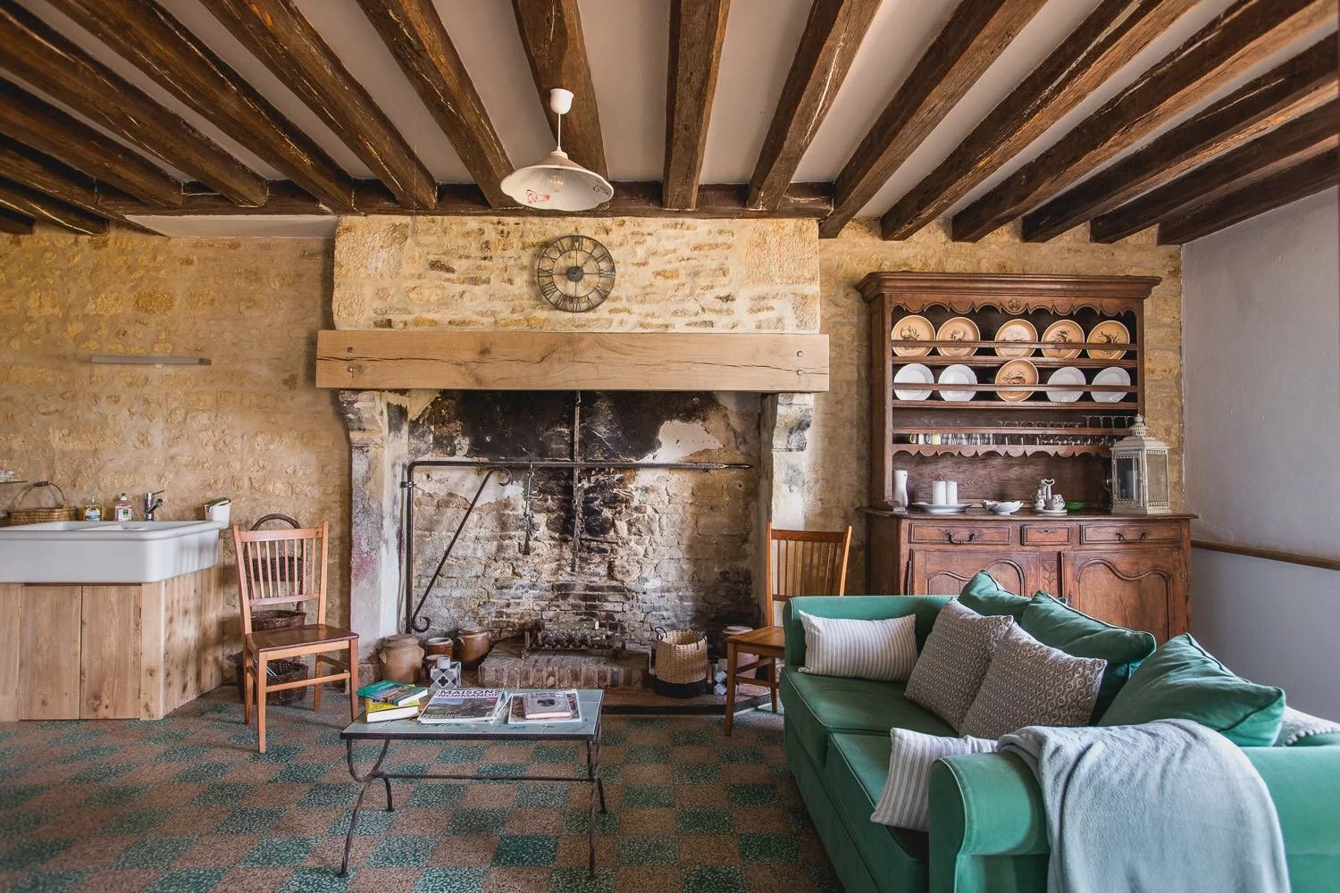 Le retour du soleil...promenade dans la campagne... Le Château et la Ferme pour 10 personnes, en courts séjours.