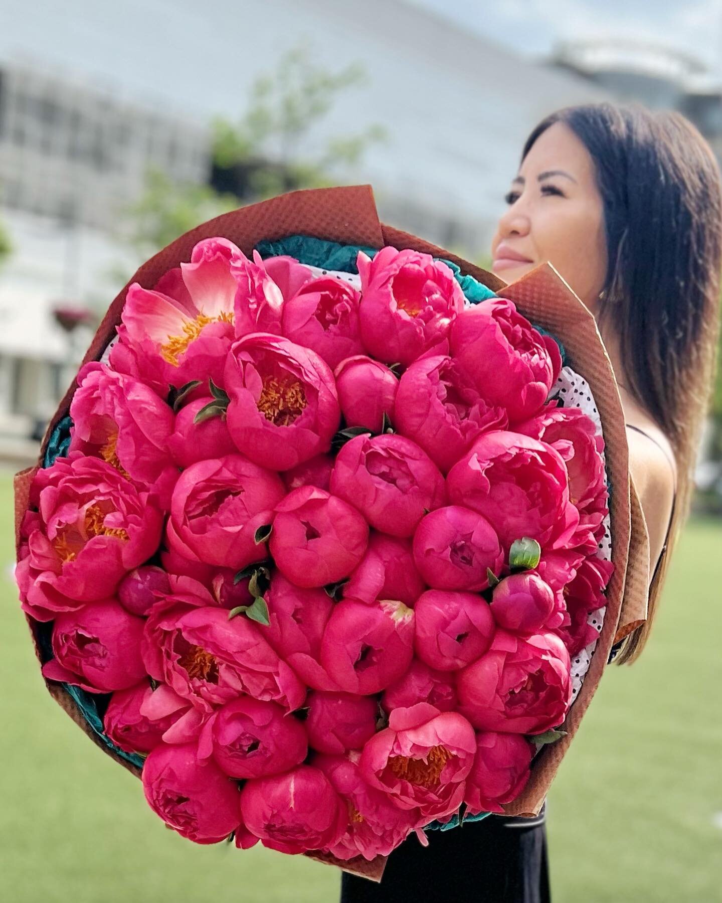 The most beautiful gift of flowers (just in time for Mothers Day): @flowerscuddles

📍 @flowerscuddles
🌆 DC/MD/VA area
🌺 flowerscuddles.com
💌 info@flowerscuddles.com

I gasped when I saw this huge bouquet of coral peonies! They're my favorite flow