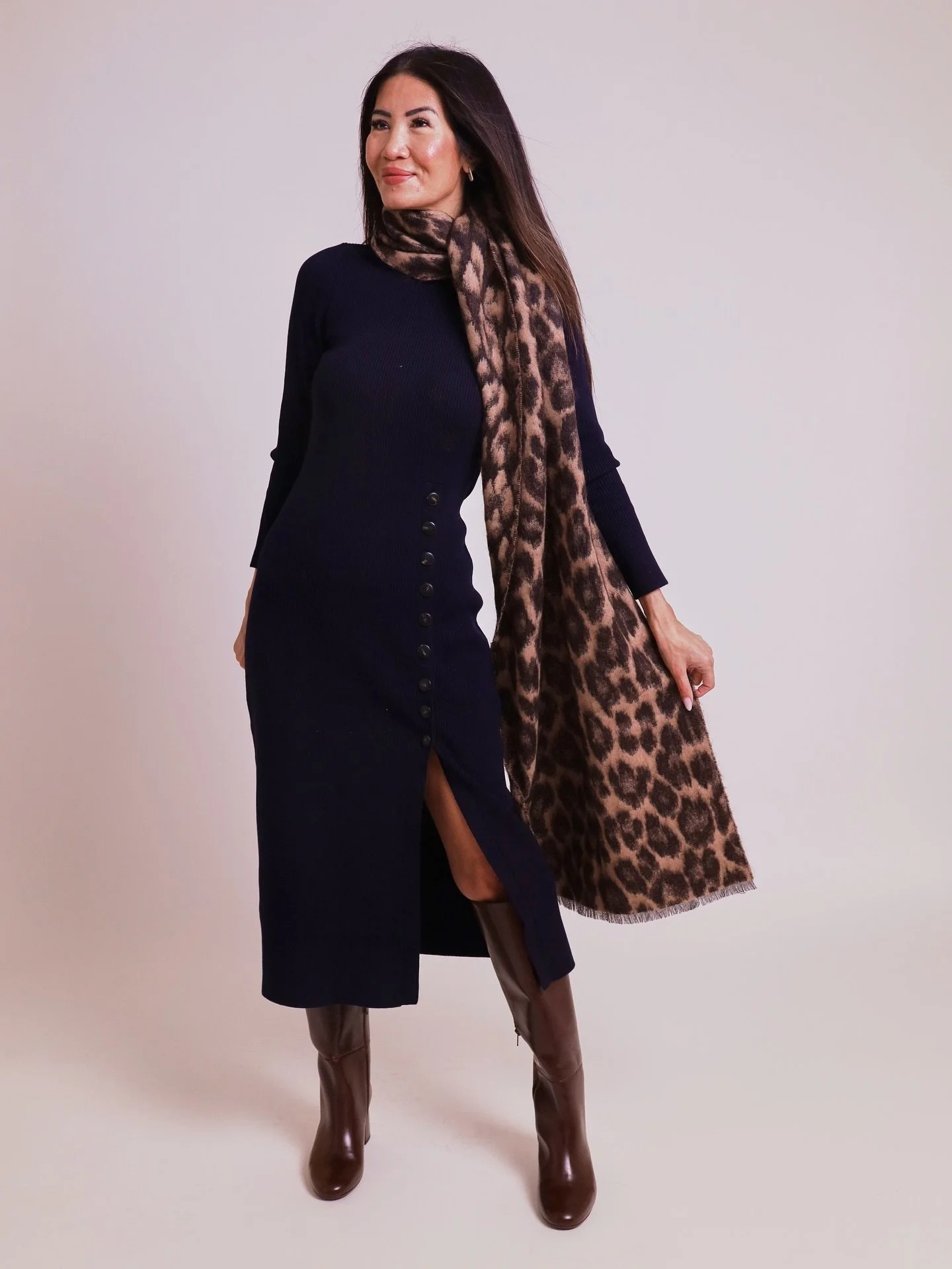 When layering up feels luxurious (40° this morning, 70° now, 55° tonight)!
🧡 @sezane Harper Dress in Navy
🧡 @sezane Santorin Scarf in Léopard
🧡 @sezane Theodora boots in Glossy Chocolate (bought last year)
📷 taken in the @ctr