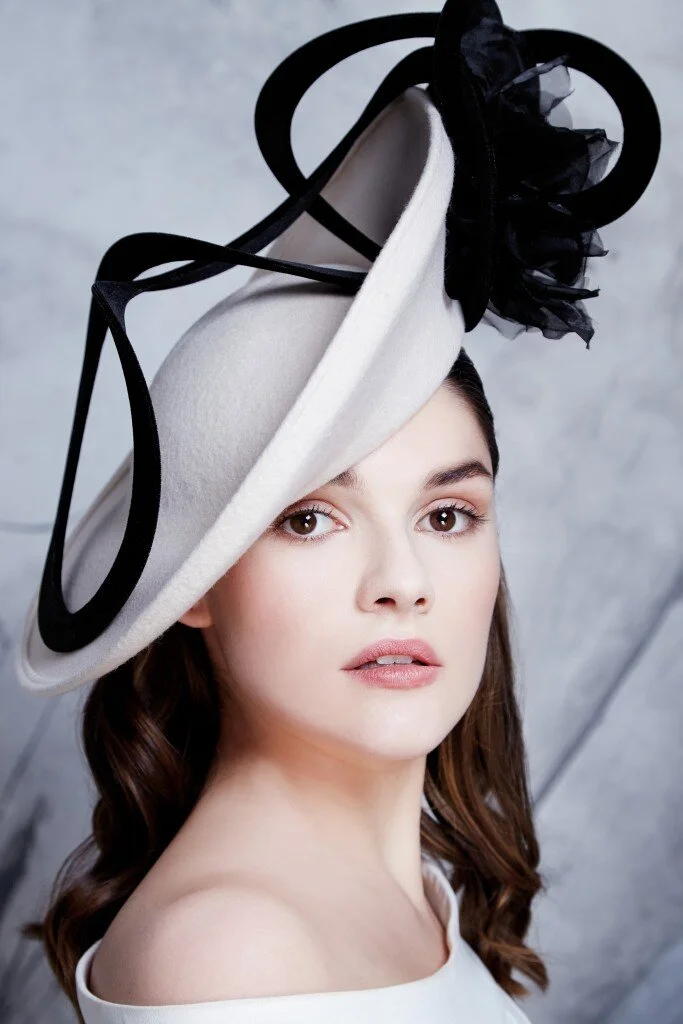 AOIFE HARRISON DESIGN - Large White Disc with contrast black