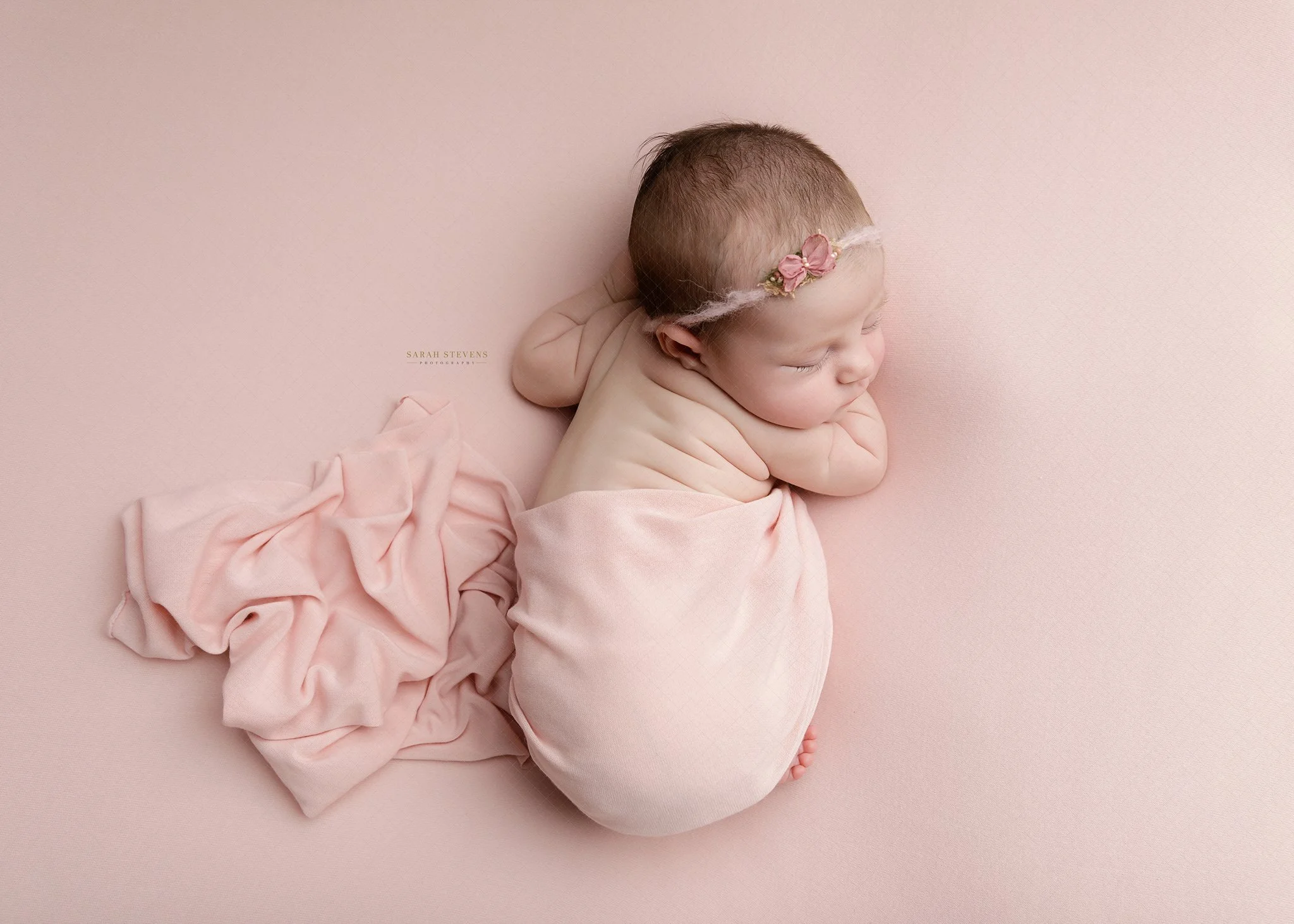 One of my favourite shots from above 🥰
https://www.sarahstevensphotography.com
 #tauntonnewbornphotography #sarahstevensphotographyuk #tauntonnewbornphotographer #somersetnewbornphotography #newbornphotographers #newbornphotography #newbornphotogr