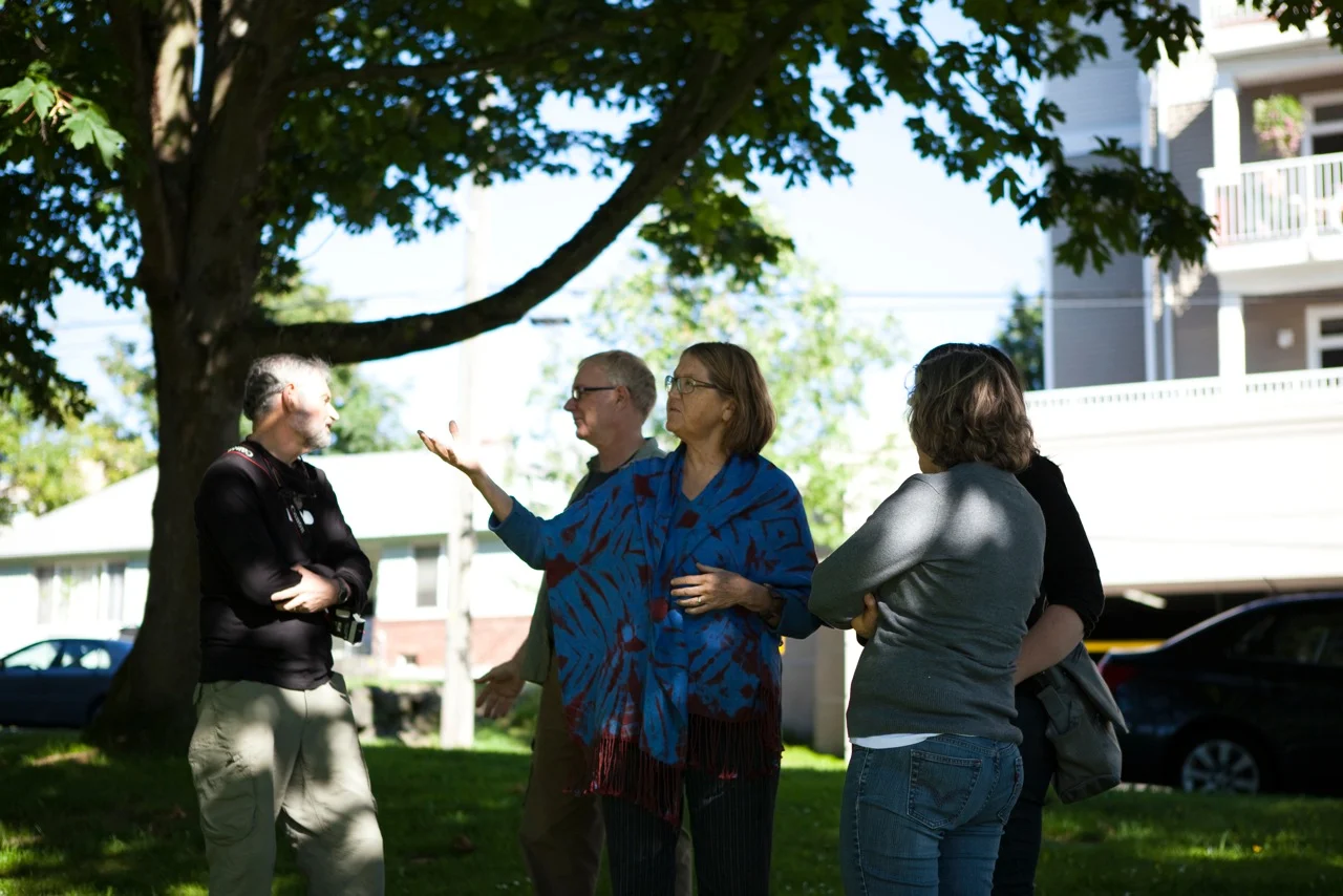 The artist (center) on site.