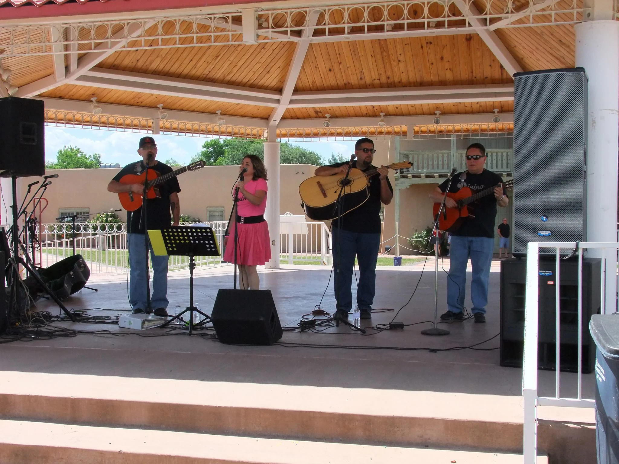 Grupo Divino performing (2017)