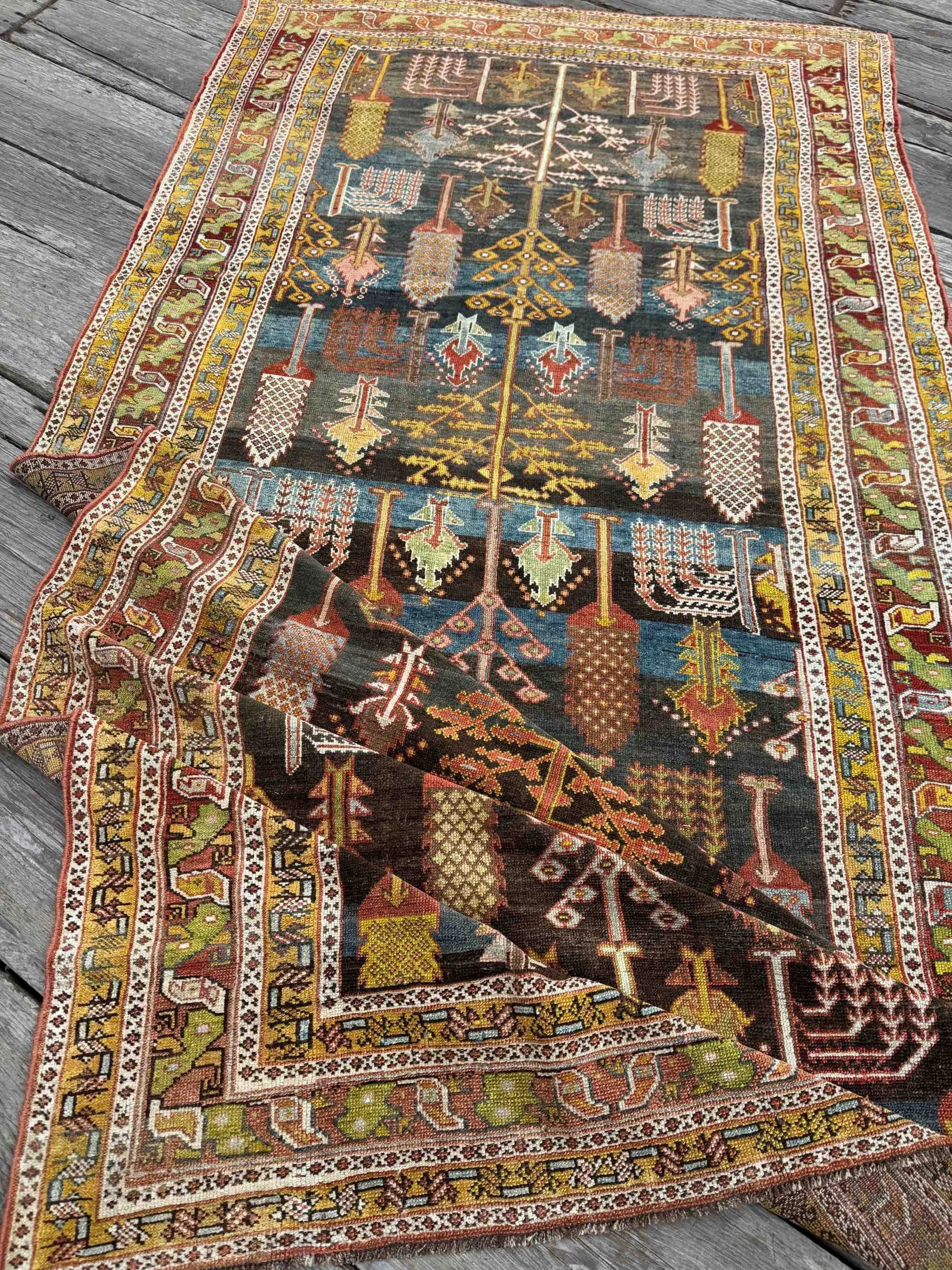 antique Luri Bakhtiari tribal rug bid majnun design motif