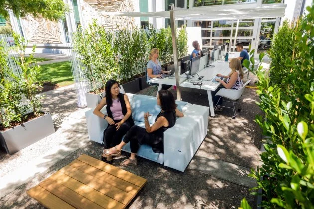 LinkedIn-Al-Fresco-Workspace_54456.jpg