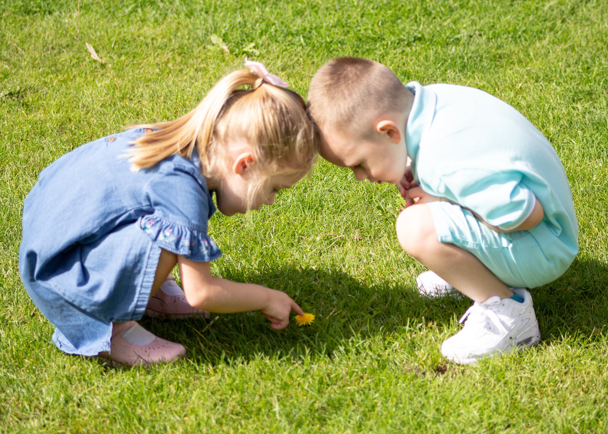 This was too cute. These two lovely cousins had such an amazing loving relationship and this was a little moment they shared when they spotted a daffodil during their family nature session.
