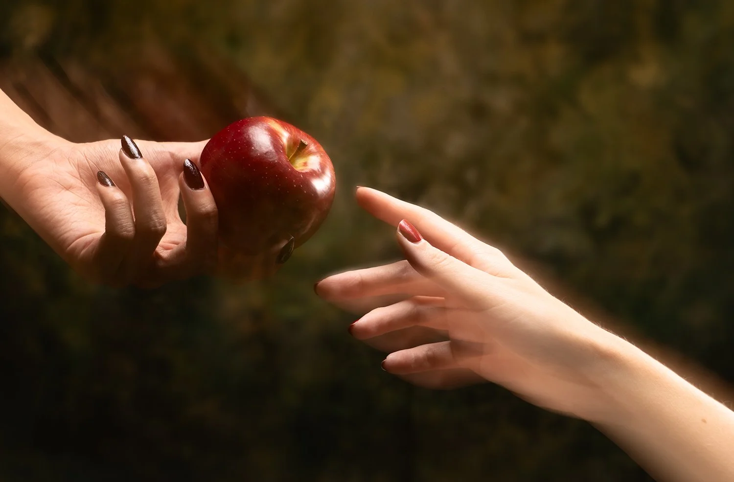 Poison_Apple_492_working_crop_reaching.jpg
