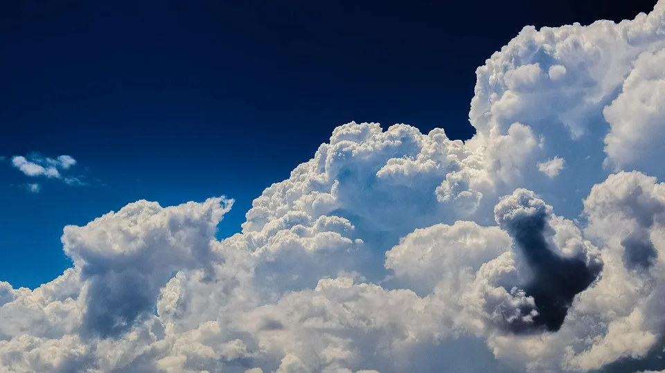 clouds-2329680_960_720.jpg