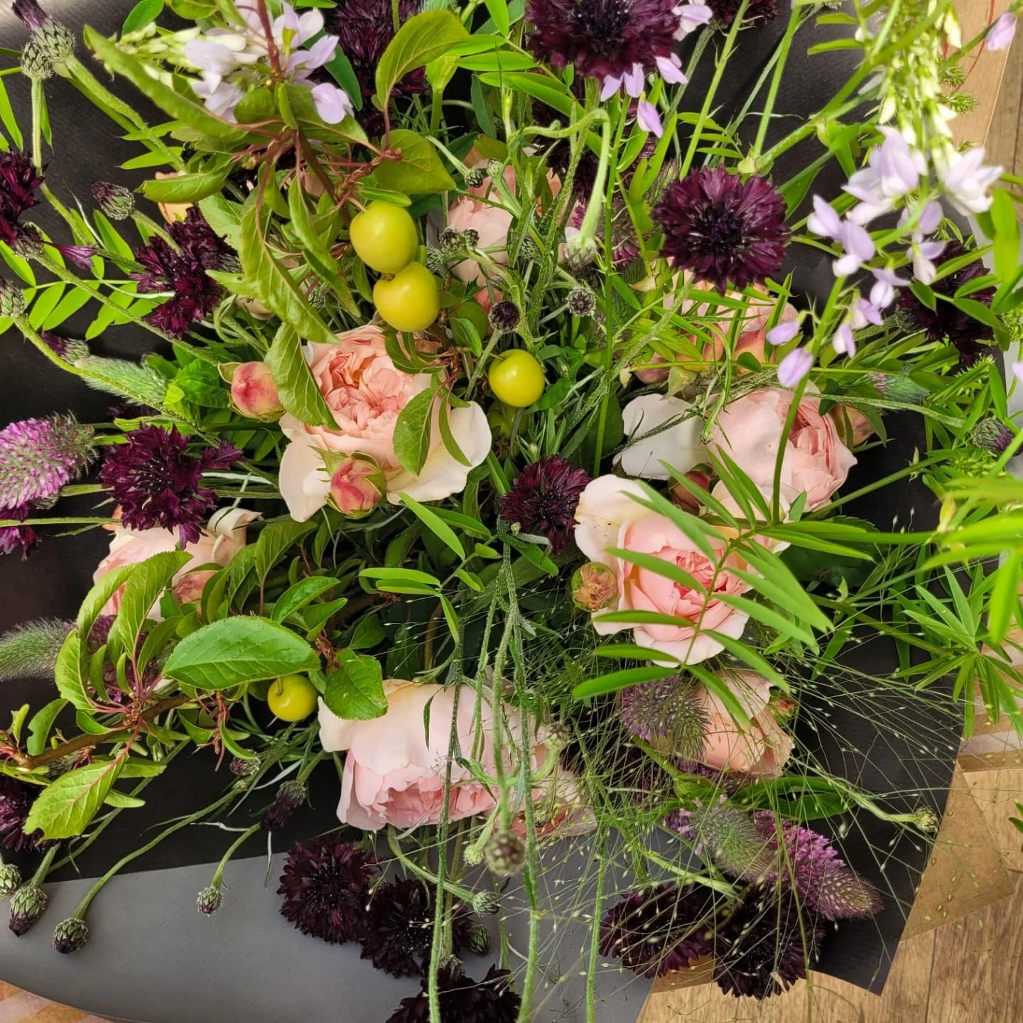 British Flowers Week day 4
And what a scorcher of a week to host it.
Like dogs, flowers are not keen on super high temperatures. They thrive in shade, with plenty of cool water on tap.
But.... wedding couples tend to like it when the weather perfor