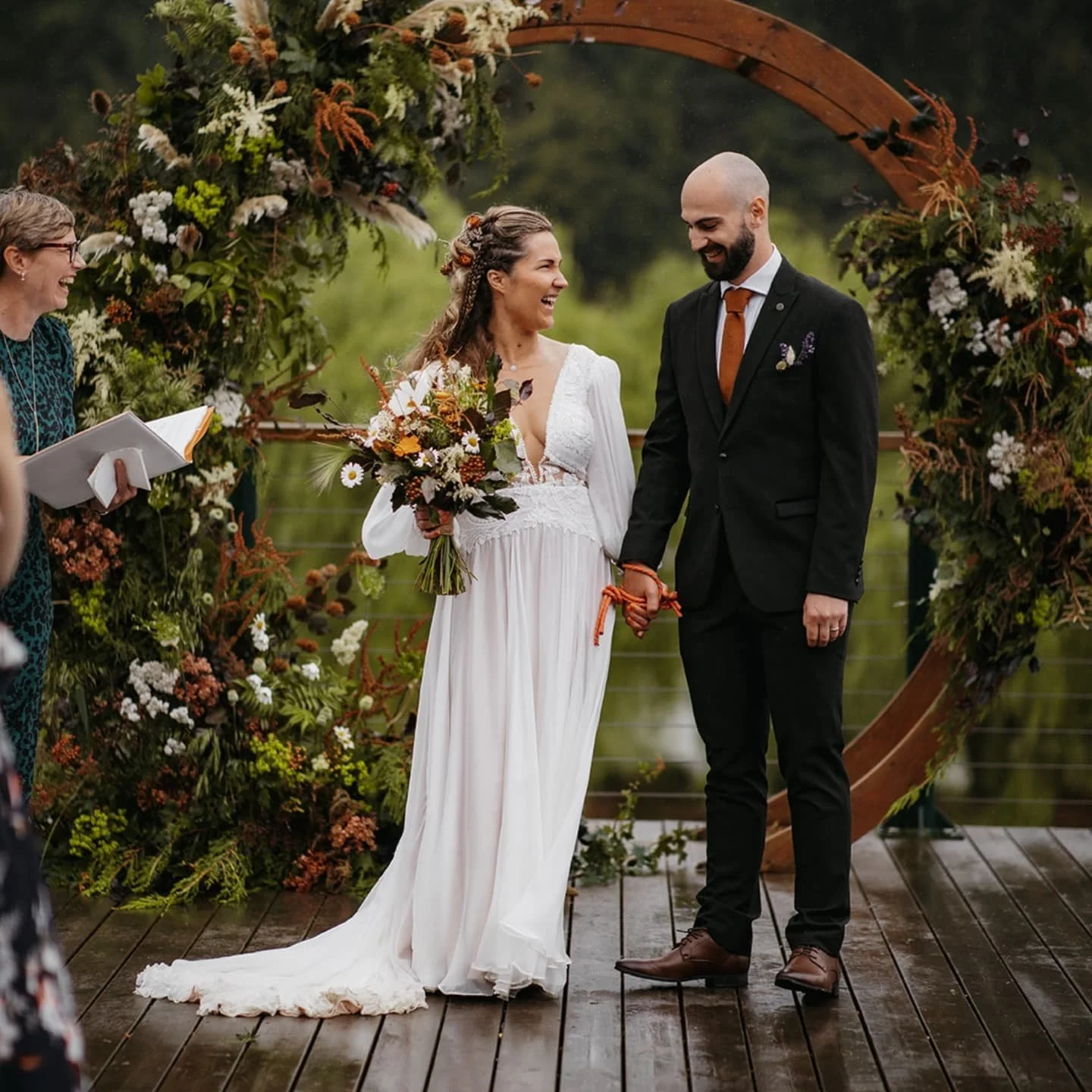 Happy 1st Anniversary 
🌿Liz & Jerram🌿
So, so hard to choose pictures from this wedding album.... I loved so much about their big day. The chill about the flowers, the colours, the textures, the incredible light (rain and shine captured by Mont