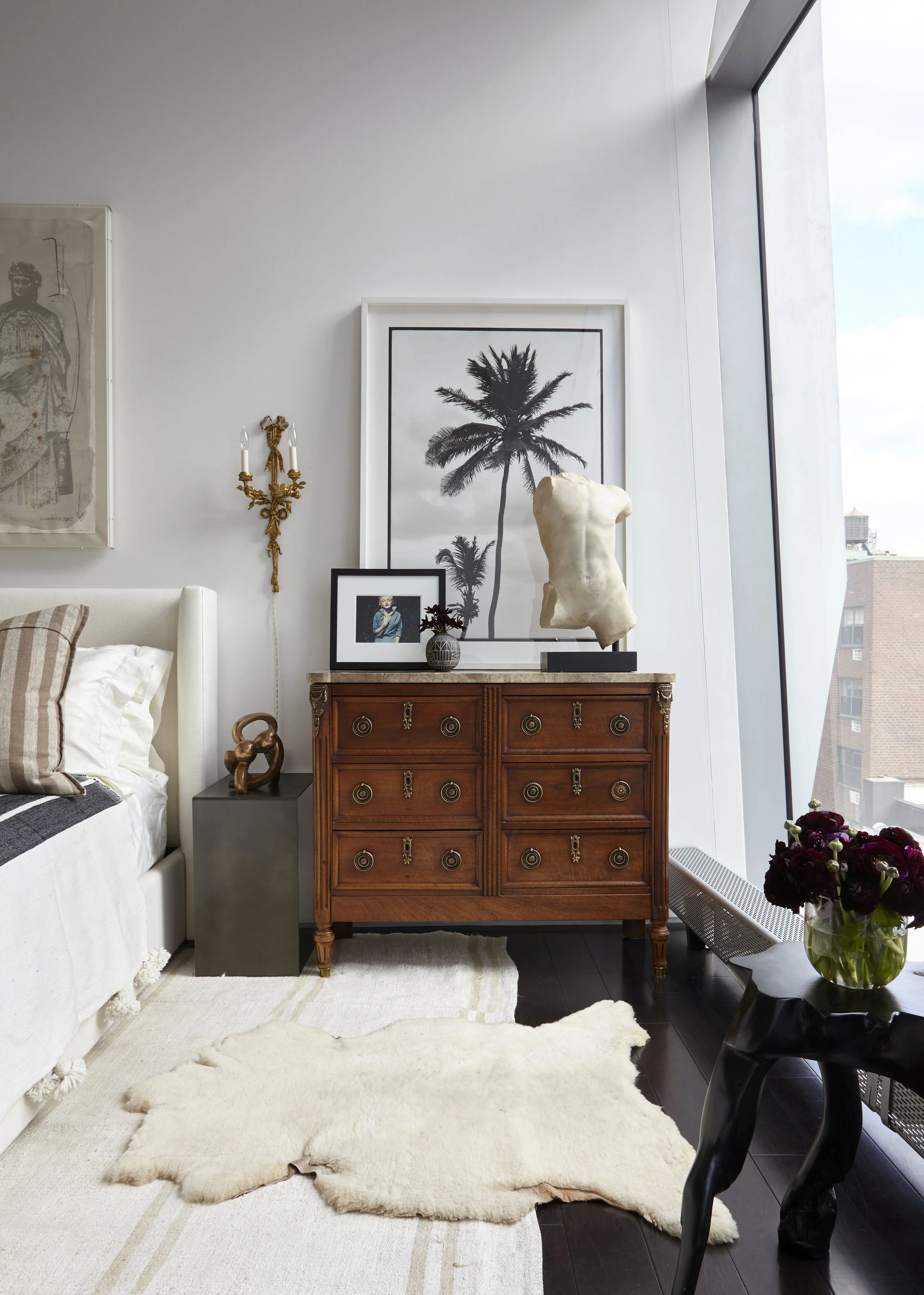 House Tour: This Manhattan Apartment Used to Look Like the Inside of a Spaceship
