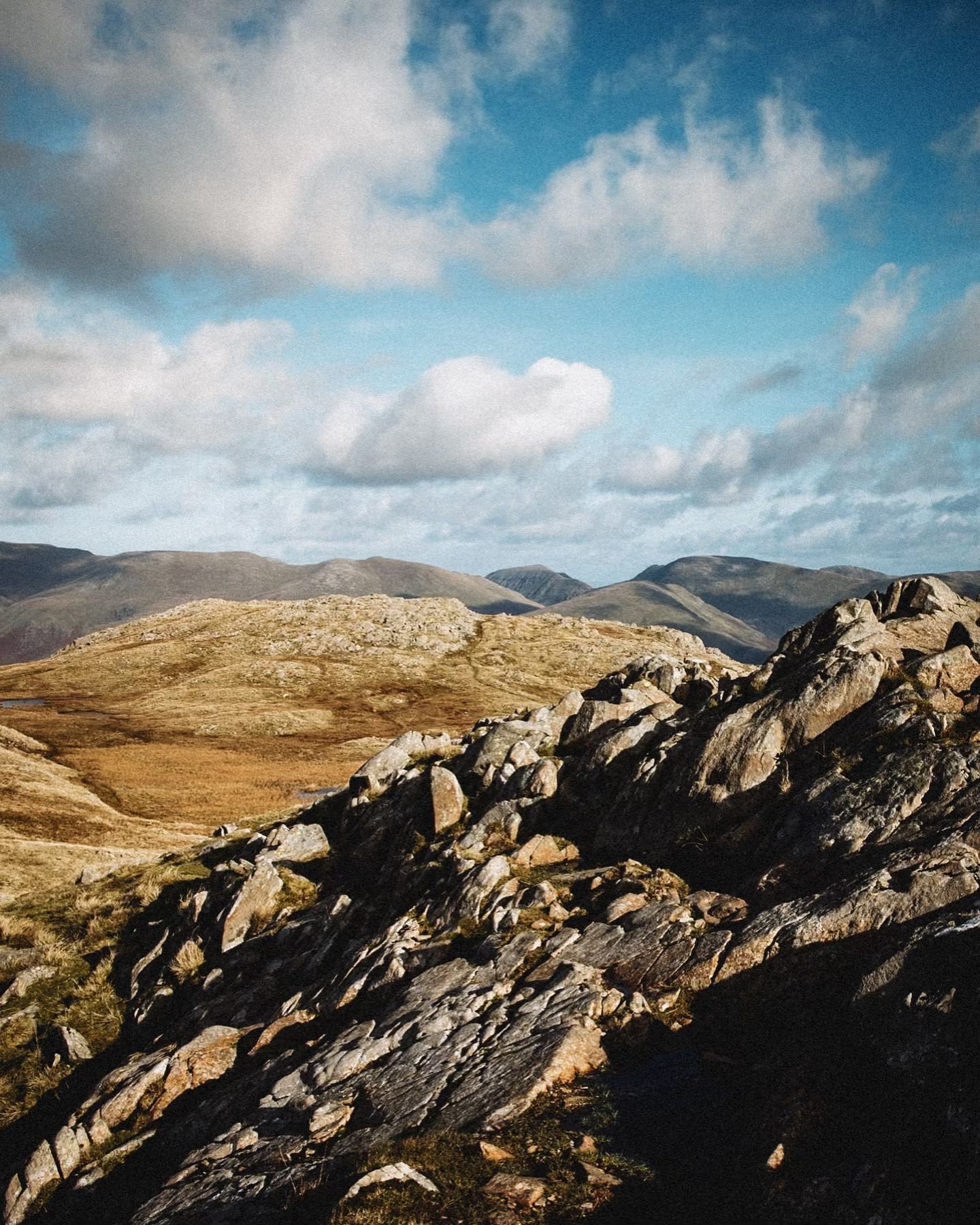 Autumn sun on the fells. 

#lakedistrict #landscapephotography #summitsandseasons #thelakelanders #igerscumbria
