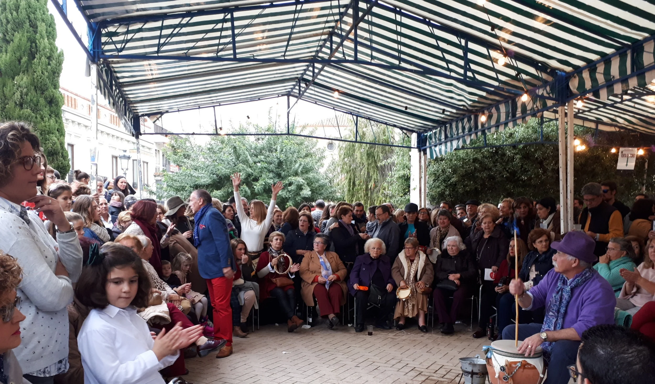 Foto tomada durante la zambomba celebrada en la plaza de las Angustias, Jerez. Photo taken during the zambomba held in the Plaza de las Angustias, Jerez de la Frontera (Belenish Moreno-Gil, 2017).