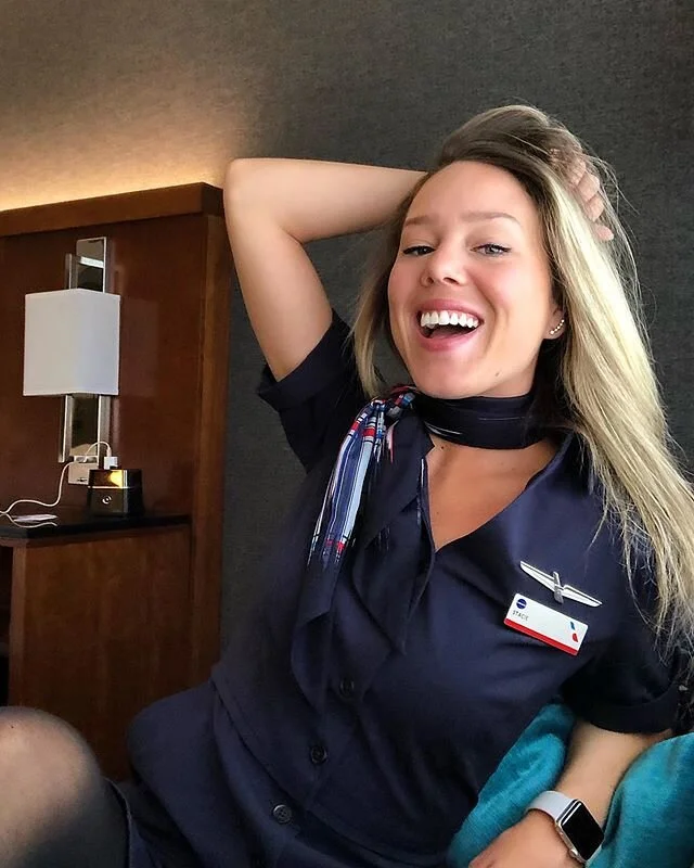 And just like that I&rsquo;m back in the uniform✈️ hello skies 👋🏼😘 &bull;
&bull;
&bull;
&bull;
#thankfultohavethisjob #flightattendant #flightlife #flightattendantlife #cabincrewgirls #cabincrew #cabincrewlifestyle #hotellife #layover #uniform #tr