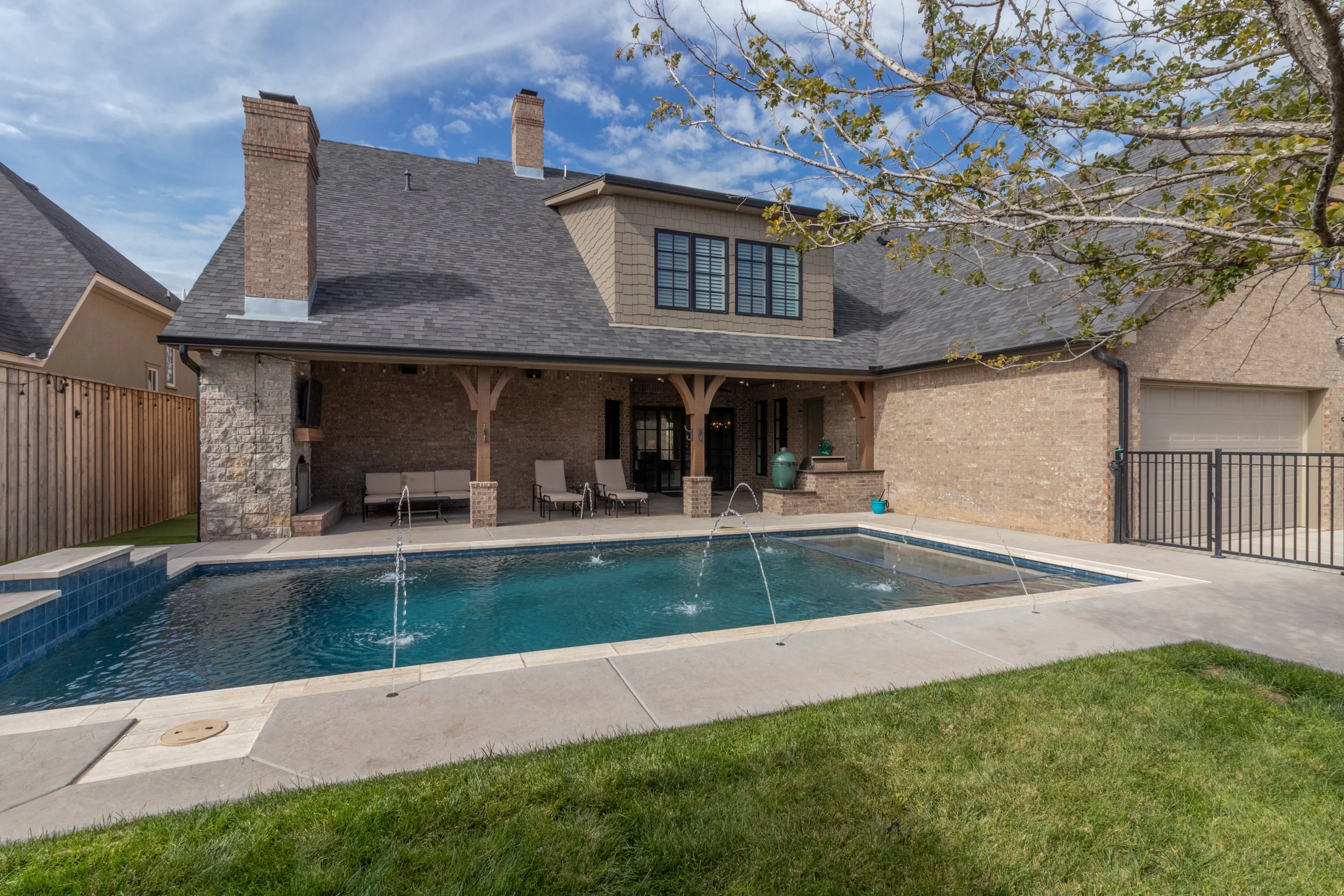 Pool and patio-2.jpg