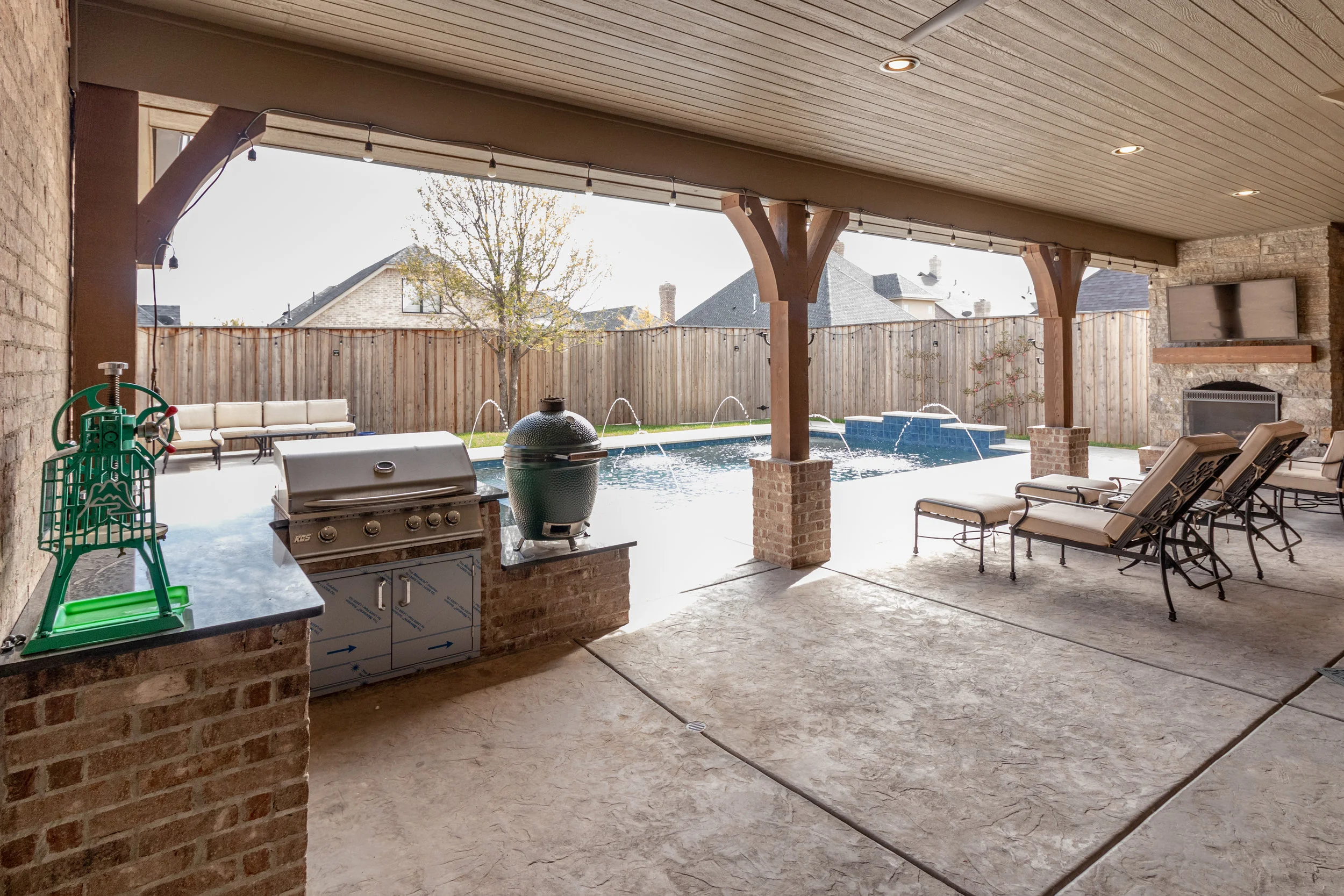 Pool and patio-5.jpg