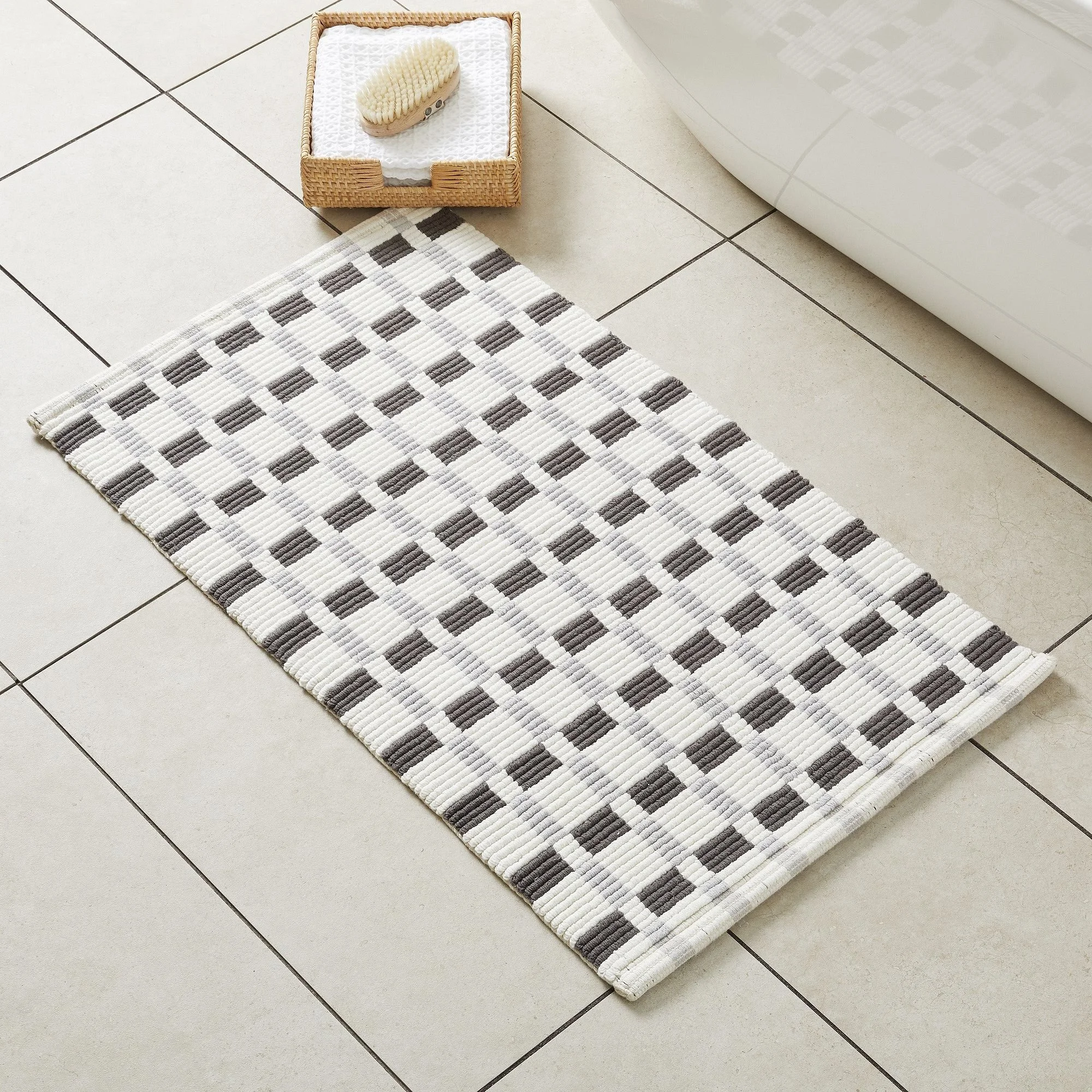 square-ribbed-bath-mat-2-xl.jpeg